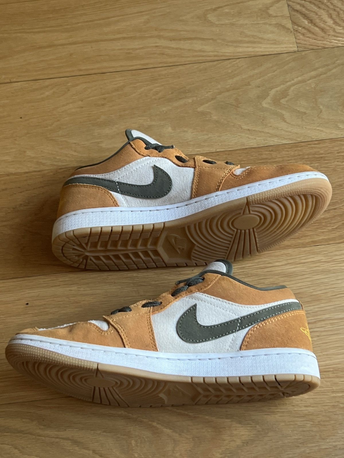 Jordan Brand × Vintage Jordan 1 Low ‘Light Curry’ Size US 7 / EU 40 - 2 Thumbnail
