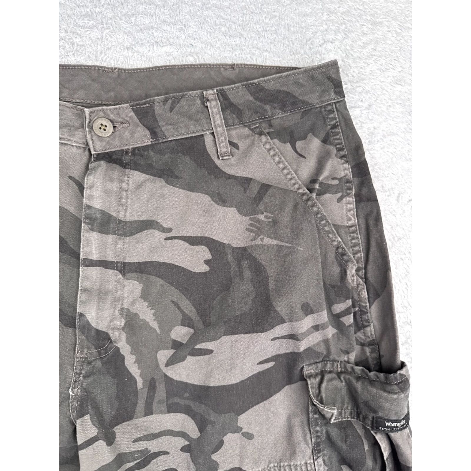 Wrangler Wrangler Cargo Shorts Men 38 Gray Camouflage Cotton Blend Pockets Logo 10 Inseam 38x10 Slim Fit Casual Travel Mens Size US 38 / EU 54 - 5 Thumbnail