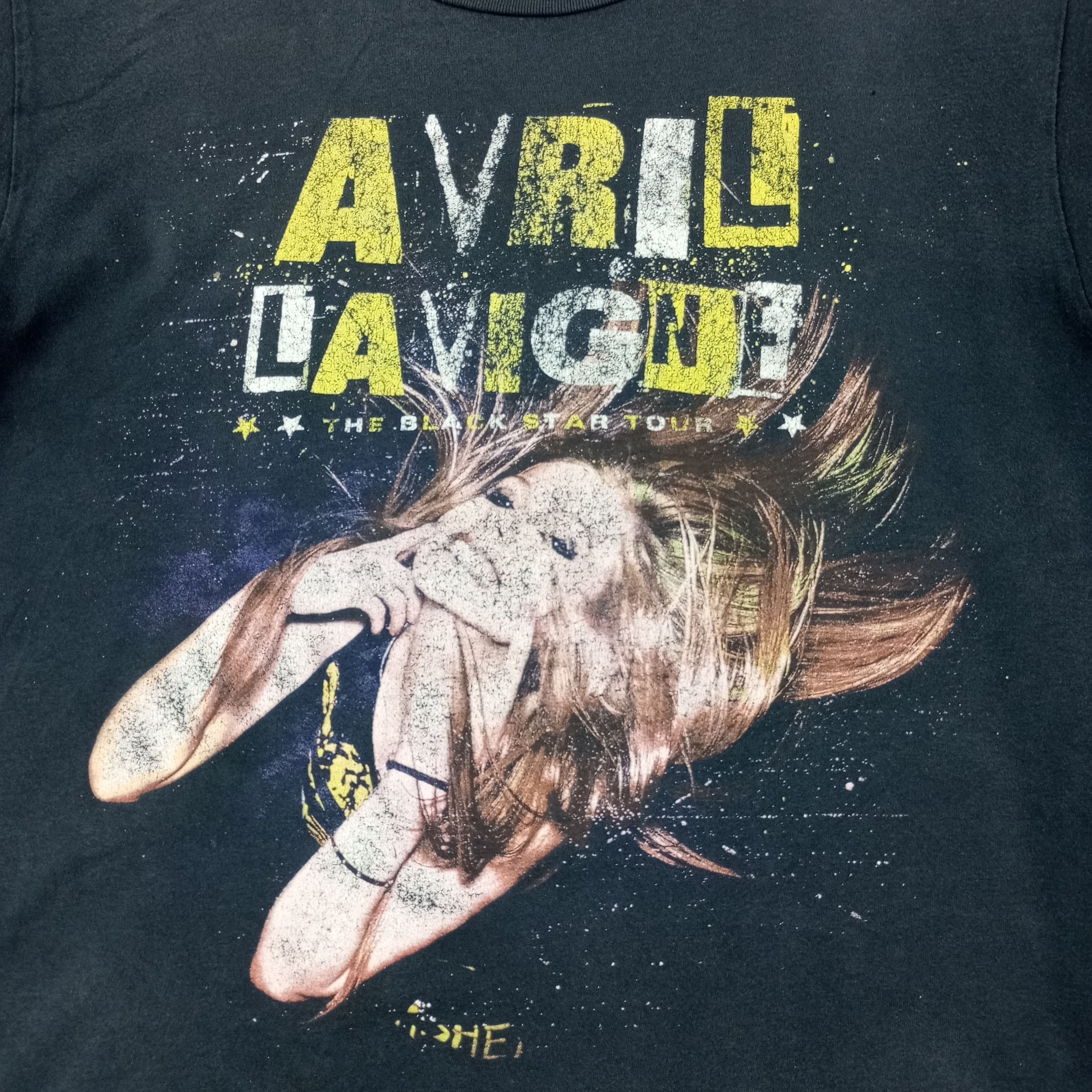 Band Tees Avril Lavigne The Black Star Tour Tshirt c239n51 Size US M / EU 48-50 / 2 - 2 Thumbnail