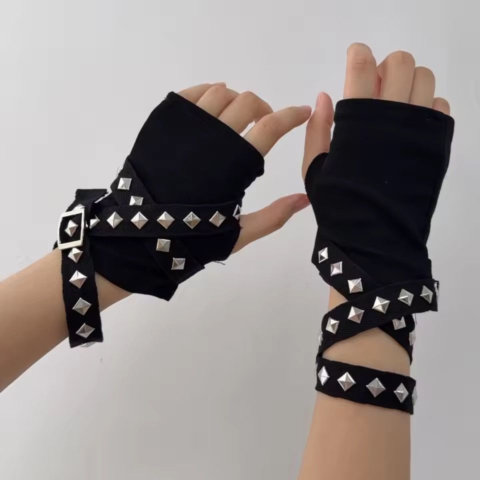 Jewelry Black Rivet Chain Gloves Size ONE SIZE - 1 Thumbnail