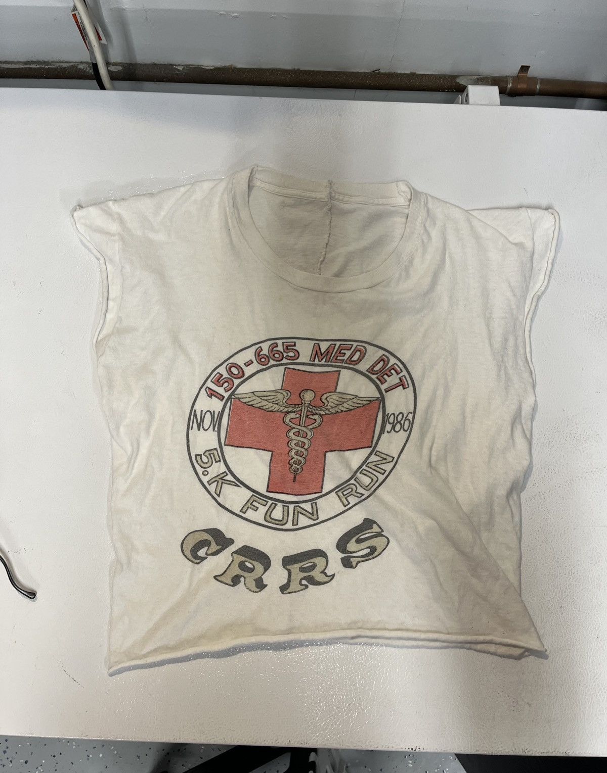 Vintage Vintage 80s Red Cross Cut T shirt Size US S / EU 44-46 / 1 - 1 Thumbnail