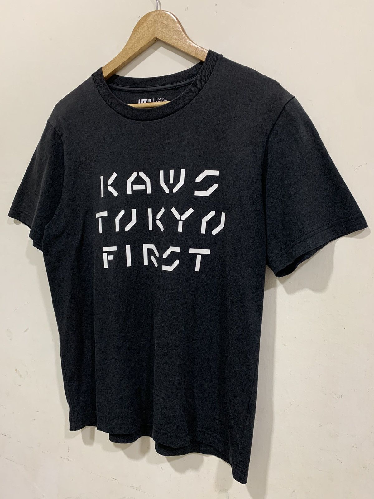 Hypebeast 🔥🔥 UNIQLO X KAWS TOKYO FIRST Size US M / EU 48-50 / 2 - 3 Thumbnail