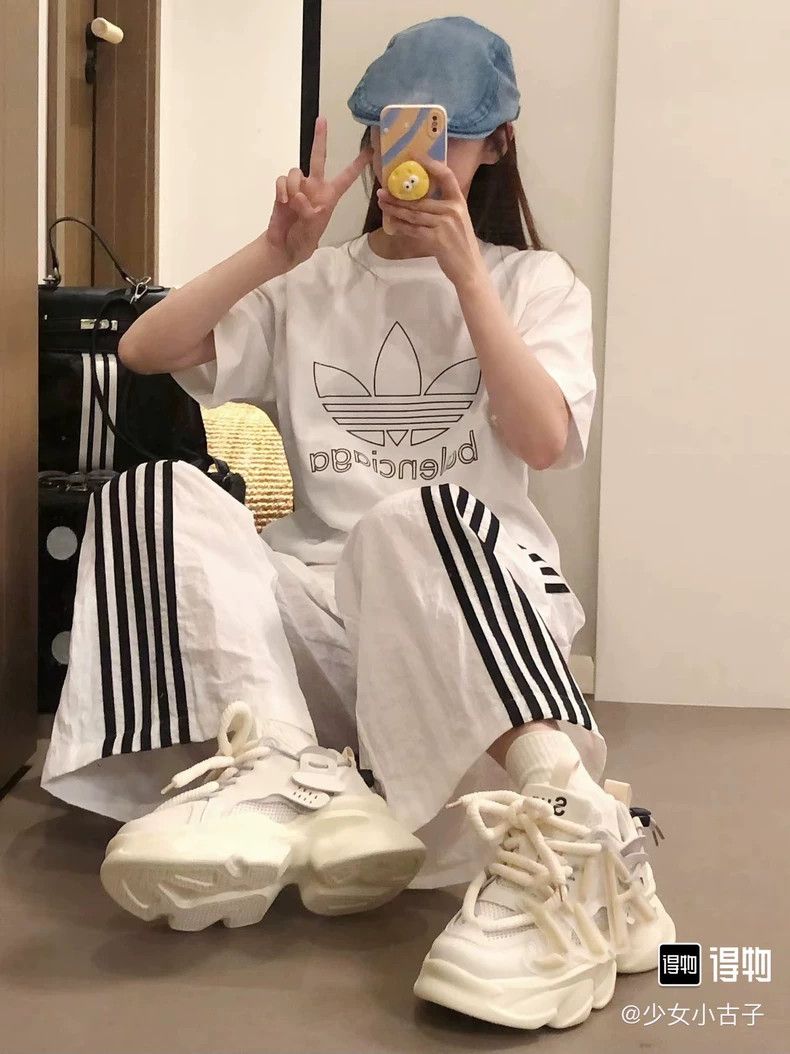Balenciaga Balenciaga White Embroidered Pattern Logo Short-Sleeve T-S Size US M / EU 48-50 / 2 - 7 Thumbnail