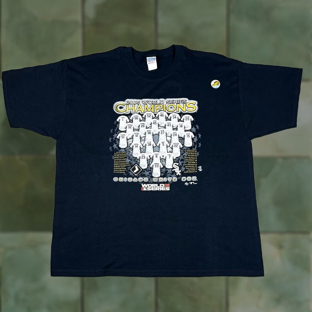 Gildan VINTAGE White Sox 2005 World Series Champions T-Shirt 2XL Big Graphic MLB Chicago White Sox Graphic Tee Unisex Adults Shirt Men Women Size US XXL / EU 58 / 5 - 1 Thumbnail