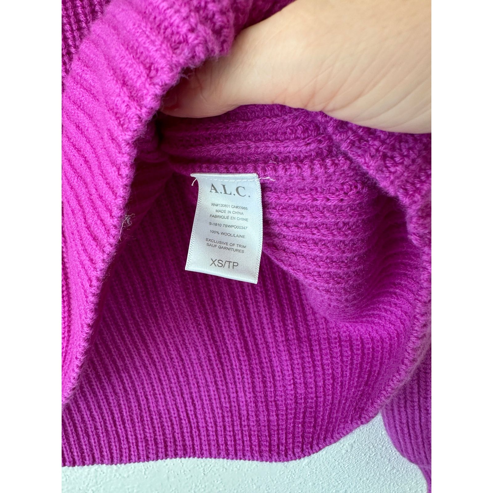 A.L.C. A.L.C. Violet Deep V-Neck Long Sleeve Boxy Crop Sweater XS Size XS / US 0-2 / IT 36-38 - 8 Thumbnail