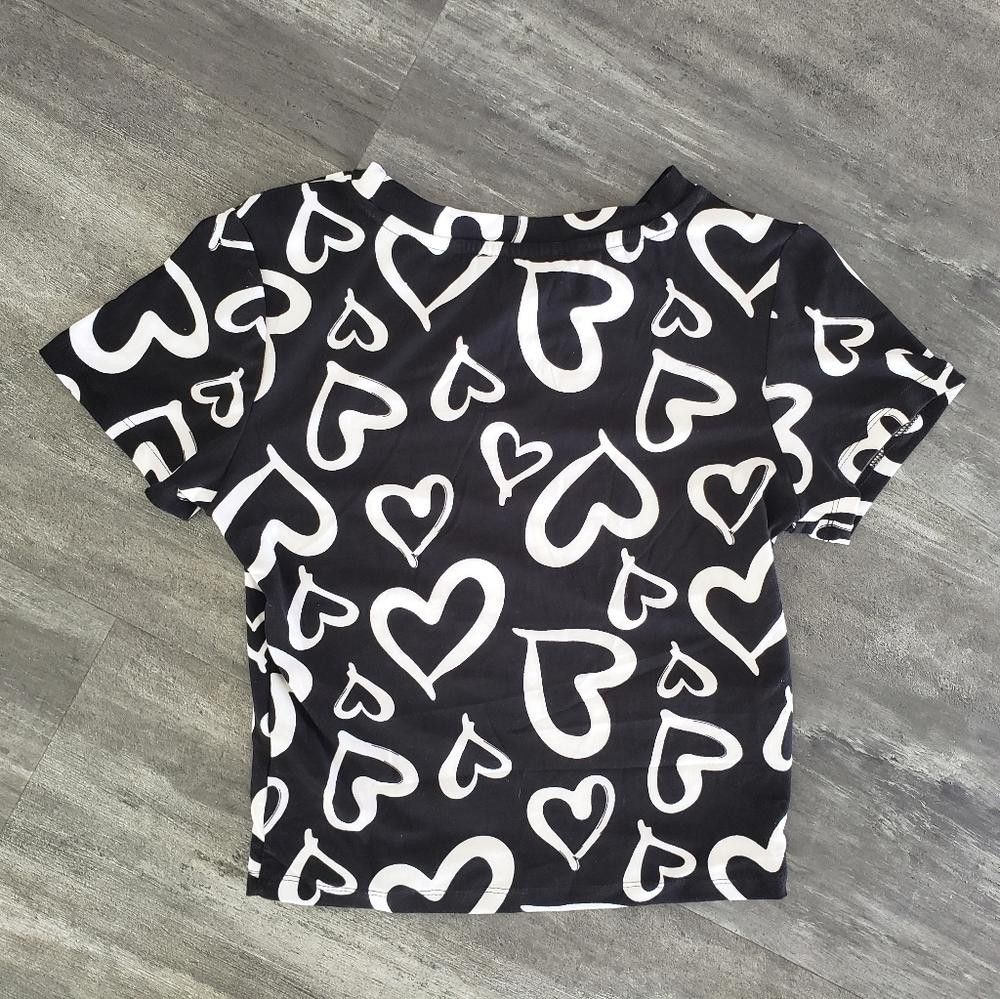 Designer Black White Heart SS Cropped Short Sleeve Size M / US 6-8 / IT 42-44 - 2 Thumbnail