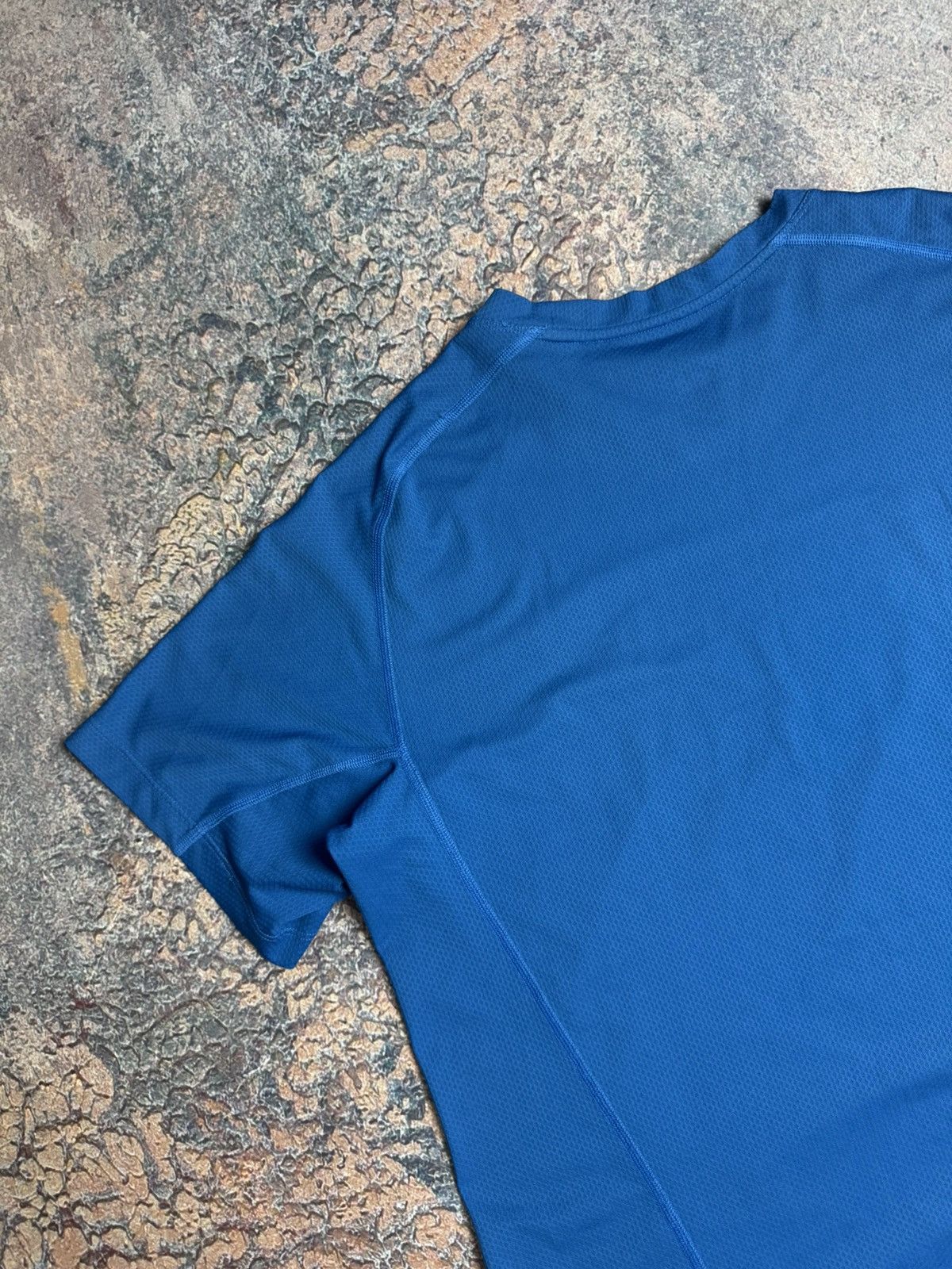 Arc'teryx Arcteryx T-shirt small logo y2k size L Size US L / EU 52-54 / 3 - 13 Thumbnail