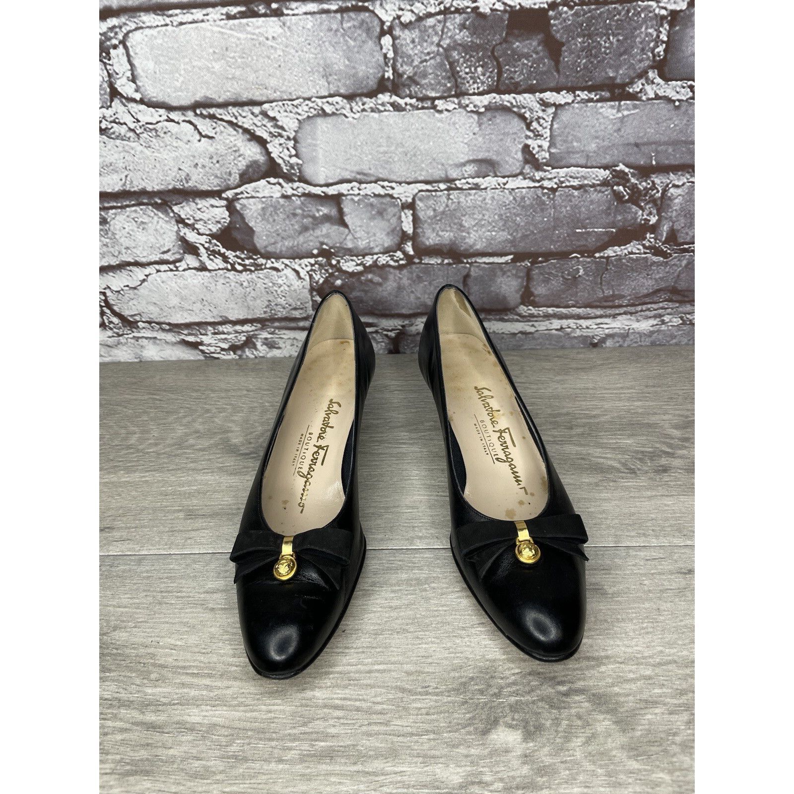 Salvatore Ferragamo Salvatore Ferragamo Black Leather Gold Bow Designer VTG Heel Size US 6 / IT 36 - 4 Thumbnail