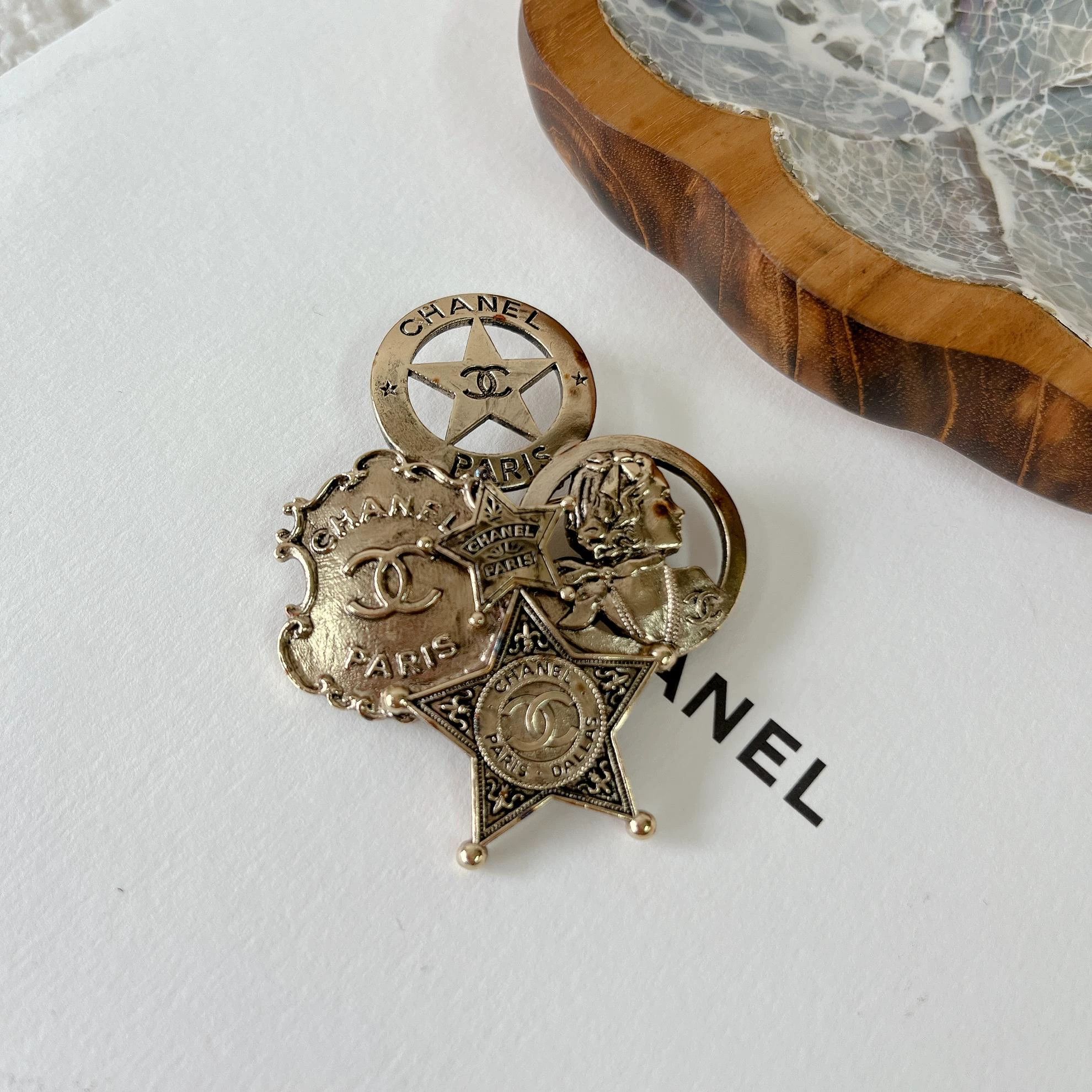 Chanel Chanel Dallas Portrait Shield Brooch 0660 Size ONE SIZE - 2 Thumbnail