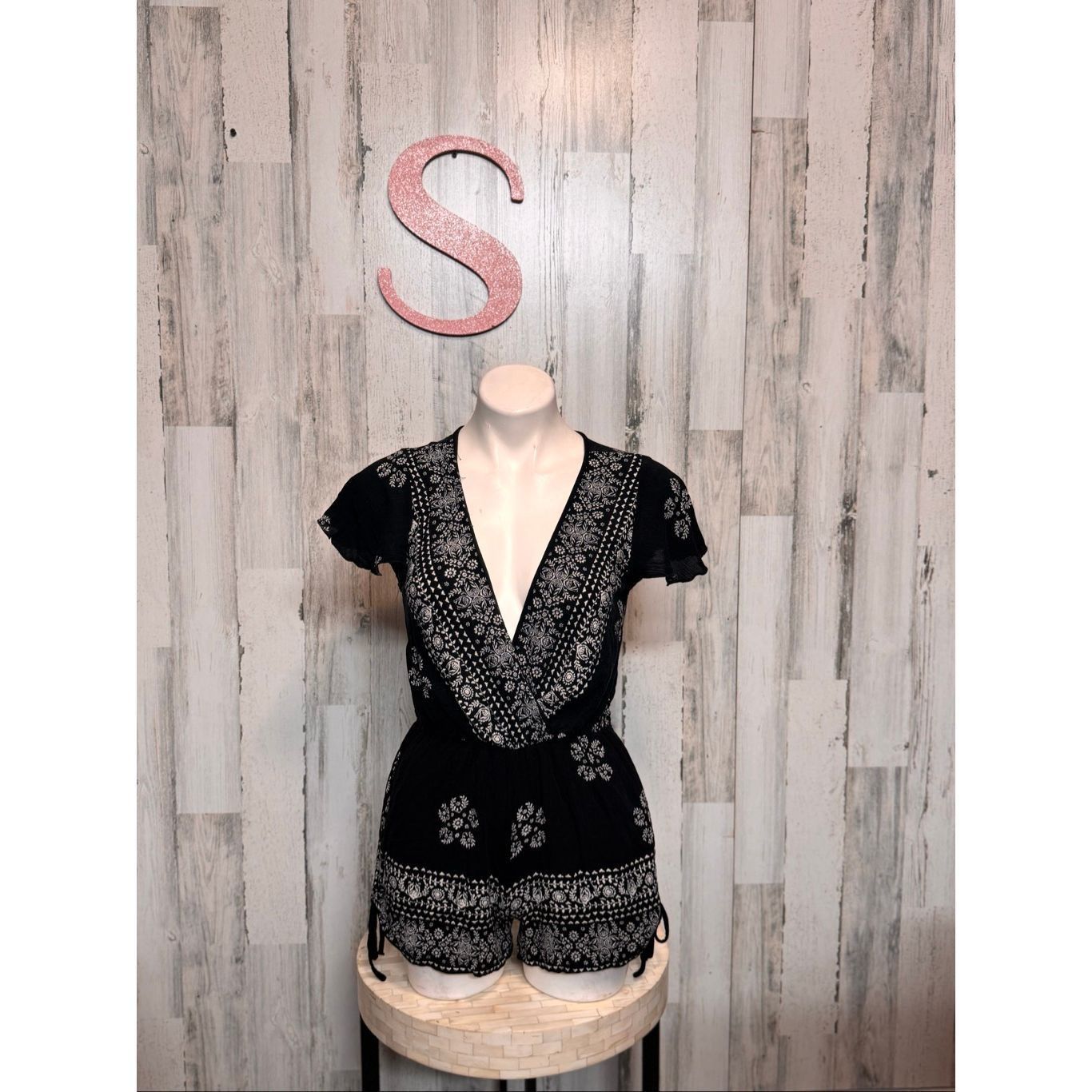 Other Black Boho Floral Print V-Neck Short Sleeve Romper – Size Small Size 27" / US 4 / IT 40 - 2 Thumbnail