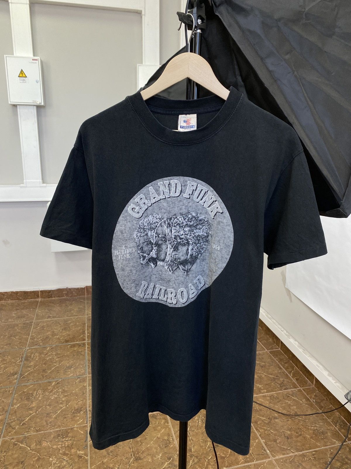 Band Tees 🇺🇸 Vintage 90s Grand Funk Railroad The American Hard Rock Tee Size US L / EU 52-54 / 3 - 1 Thumbnail