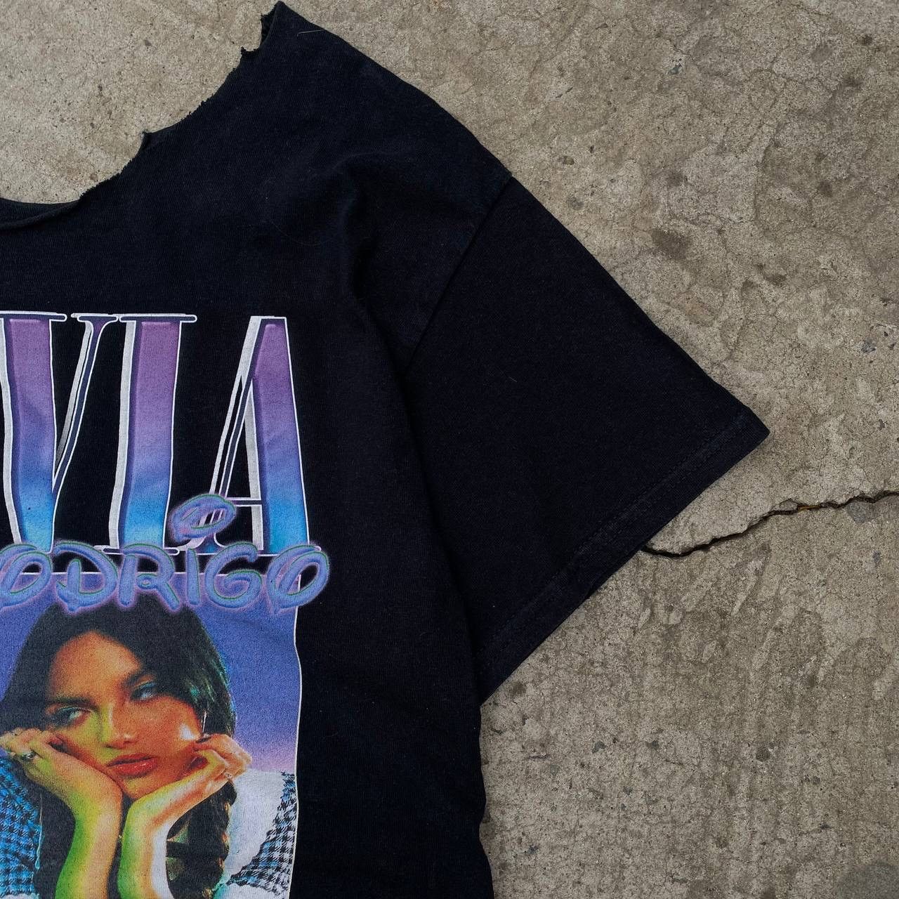 Hypebeast Vintage Olivia Rodrigo Sour T-shirts Big Logo Rock Band Y2K Size US S / EU 44-46 / 1 - 4 Thumbnail