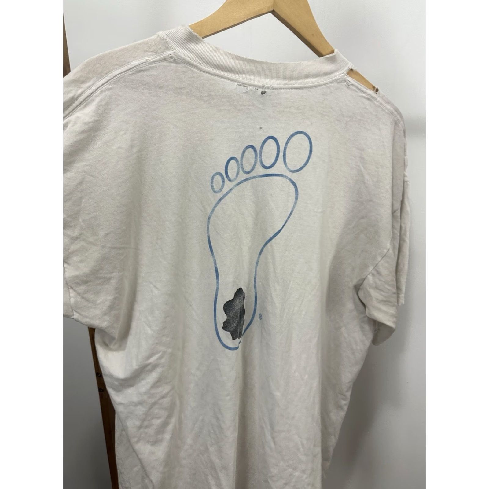 Gildan VTG UNC Carolina Tar Heels Foot Print Thrashed Worn Cotton Boxy T-Shirt XL Shirt Mens XL White Tar Heels UNC Distressed 90s Theme Size US XL / EU 56 / 4 - 3 Thumbnail