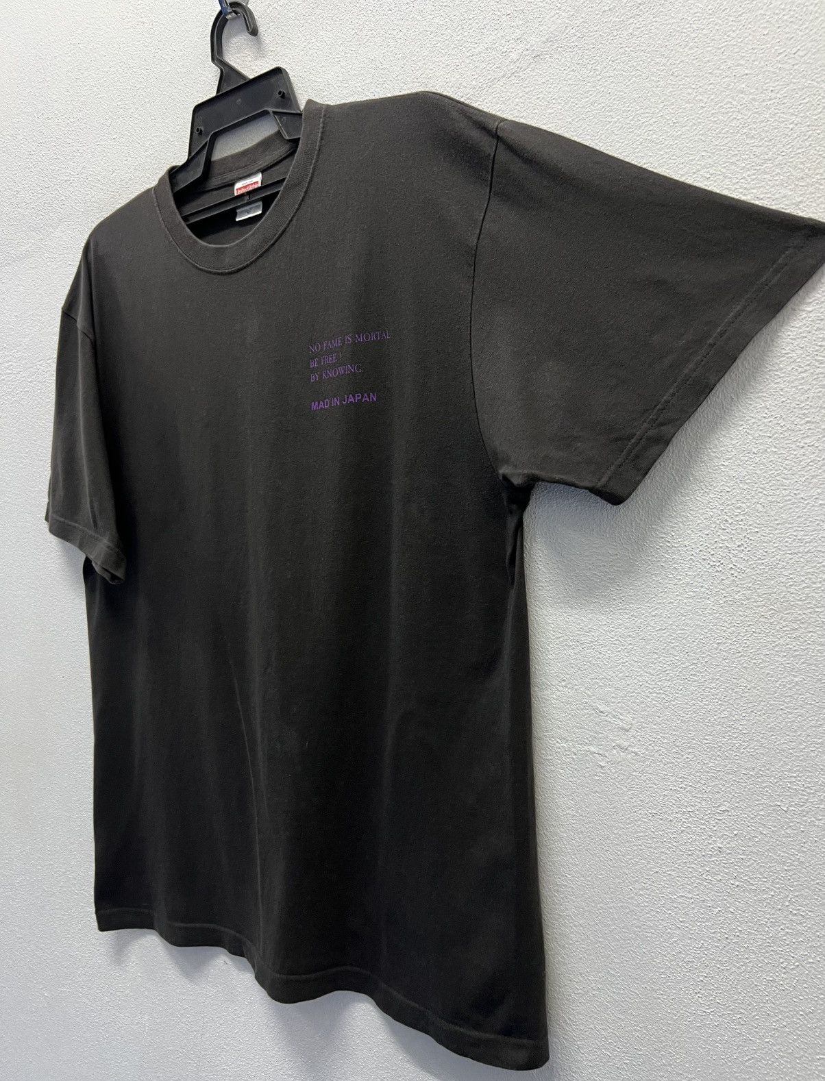 Vintage UNITED ATHLE NO FAME IS MORTAL BE FREE BY KNOWING SHIRT Size US XL / EU 56 / 4 - 5 Thumbnail