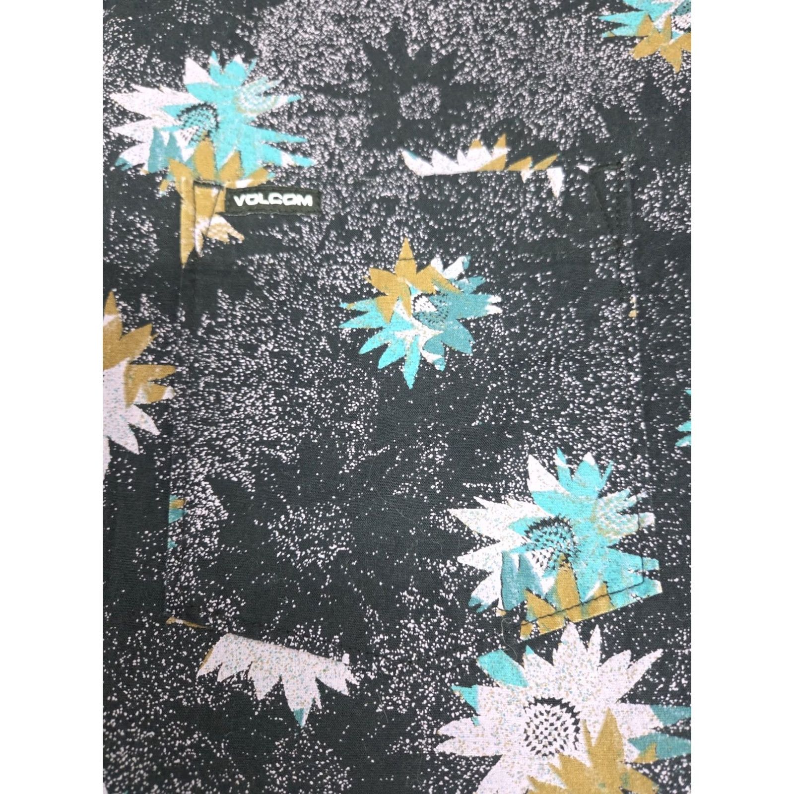 Volcom Volcom Men’s Short Sleeve Button Up Floral Shirt Blk/Purple Size M Button-Up Casual Beach Hawaiian 90s Mens Size US M / EU 48-50 / 2 - 5 Thumbnail