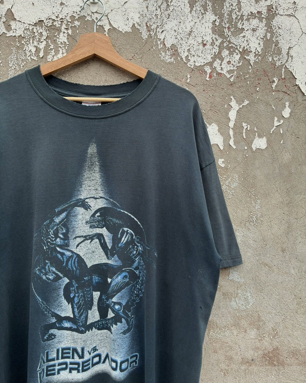 Vintage “RARE” Vintage ‘04 Alien vs Predator Mexican Movie Promo Tee Size US XL / EU 56 / 4 - 4 Thumbnail