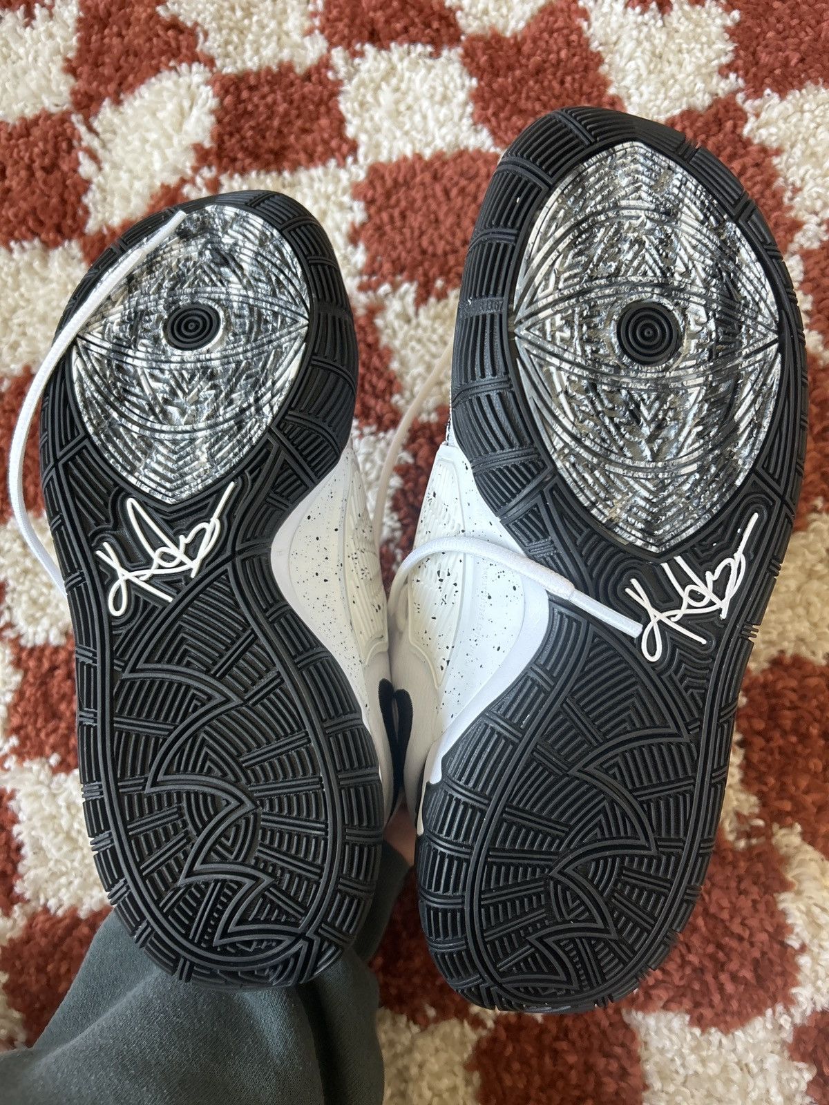 Nike Kyrie Oreo Size US 6.5 / EU 39-40 - 4 Thumbnail