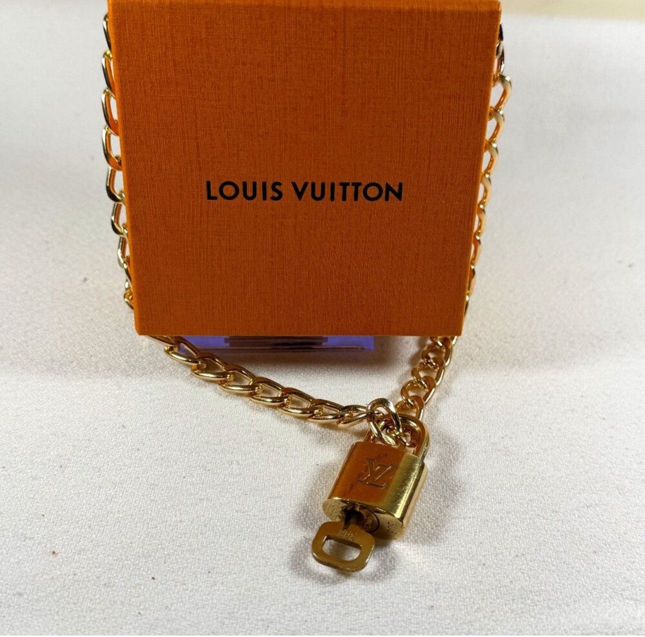 Louis Vuitton Louis Vuitton Lock n key with a Generic Chain Size ONE SIZE - 2 Thumbnail