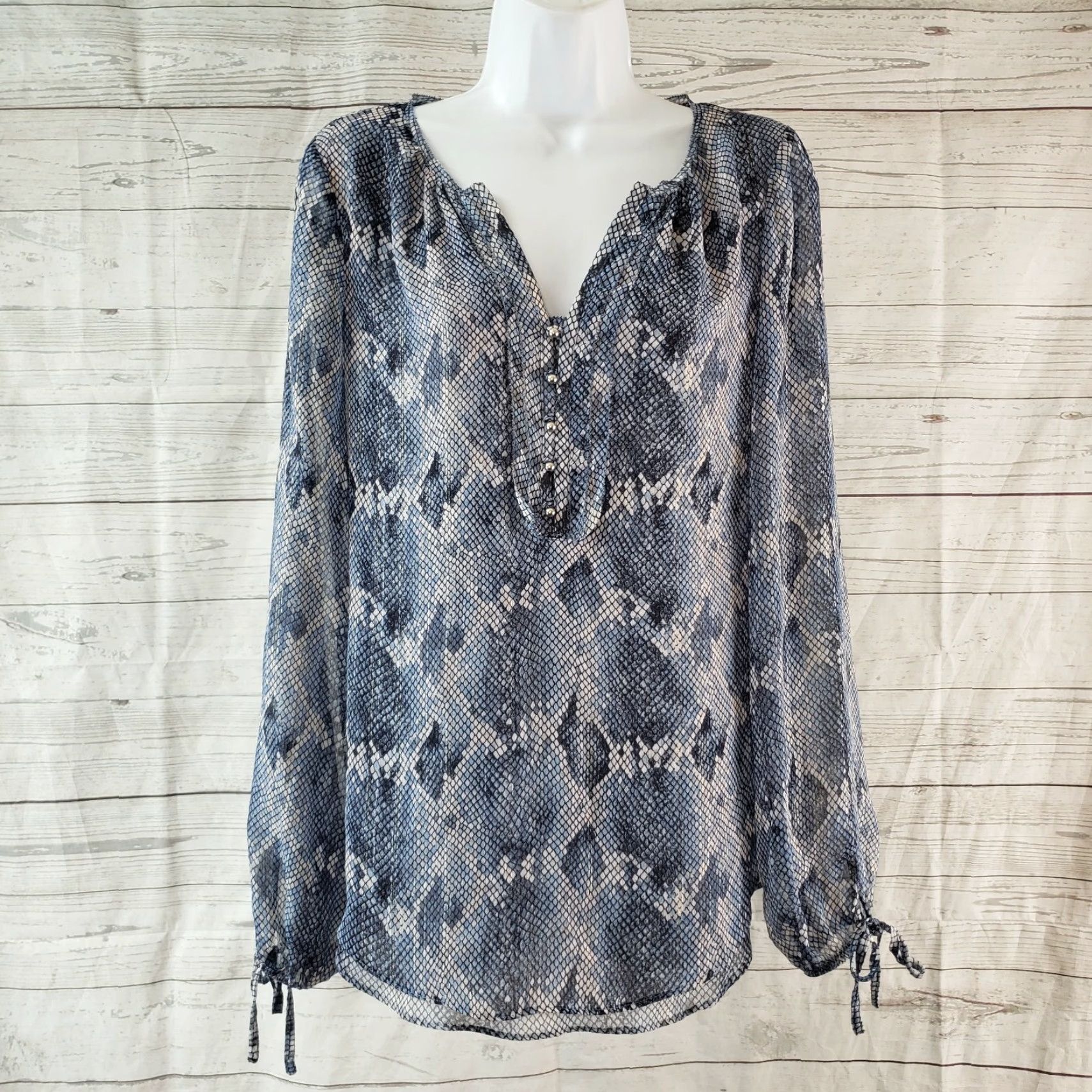 White House Black Market White House Black Market Womens Blouse Sz 4 Blue Snakeskin Print Long Sleeve Size S / US 4 / IT 40 - 2 Thumbnail