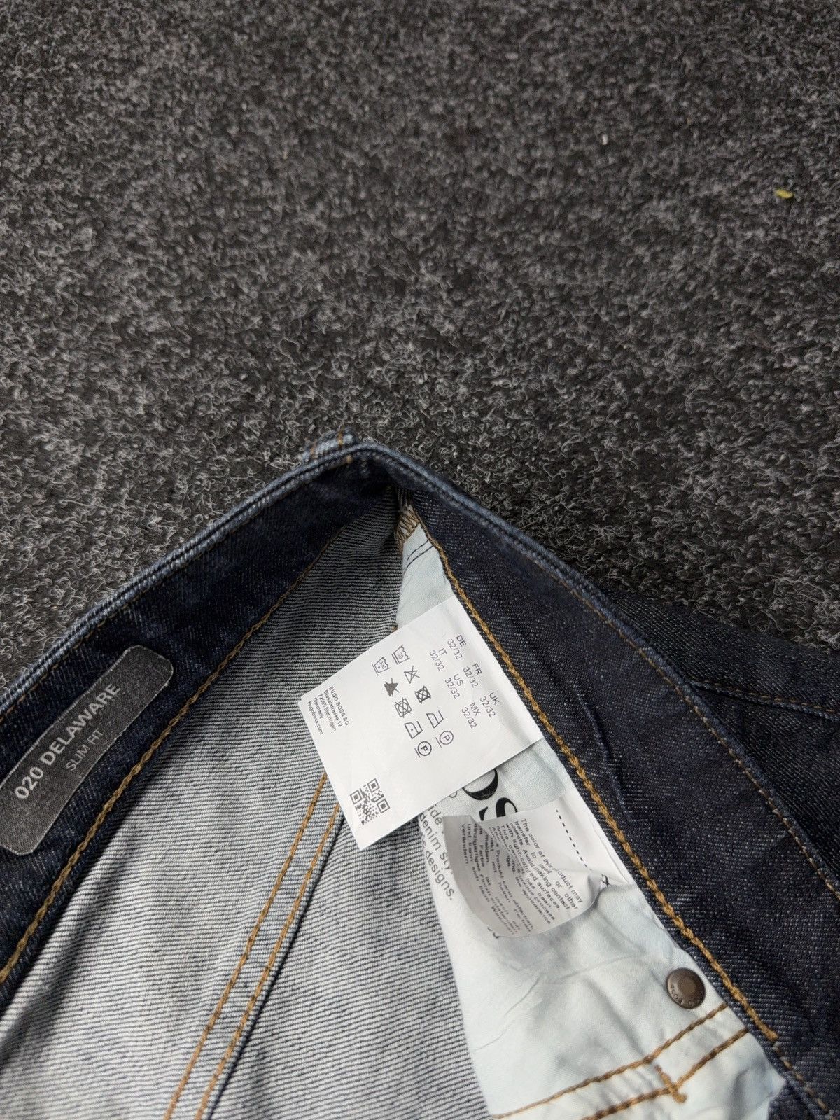 Hugo Boss Luxury 00s Hugo Boss 020 Delaware Slim Fit Dark Blue Jeans Size US 31 - 10 Thumbnail