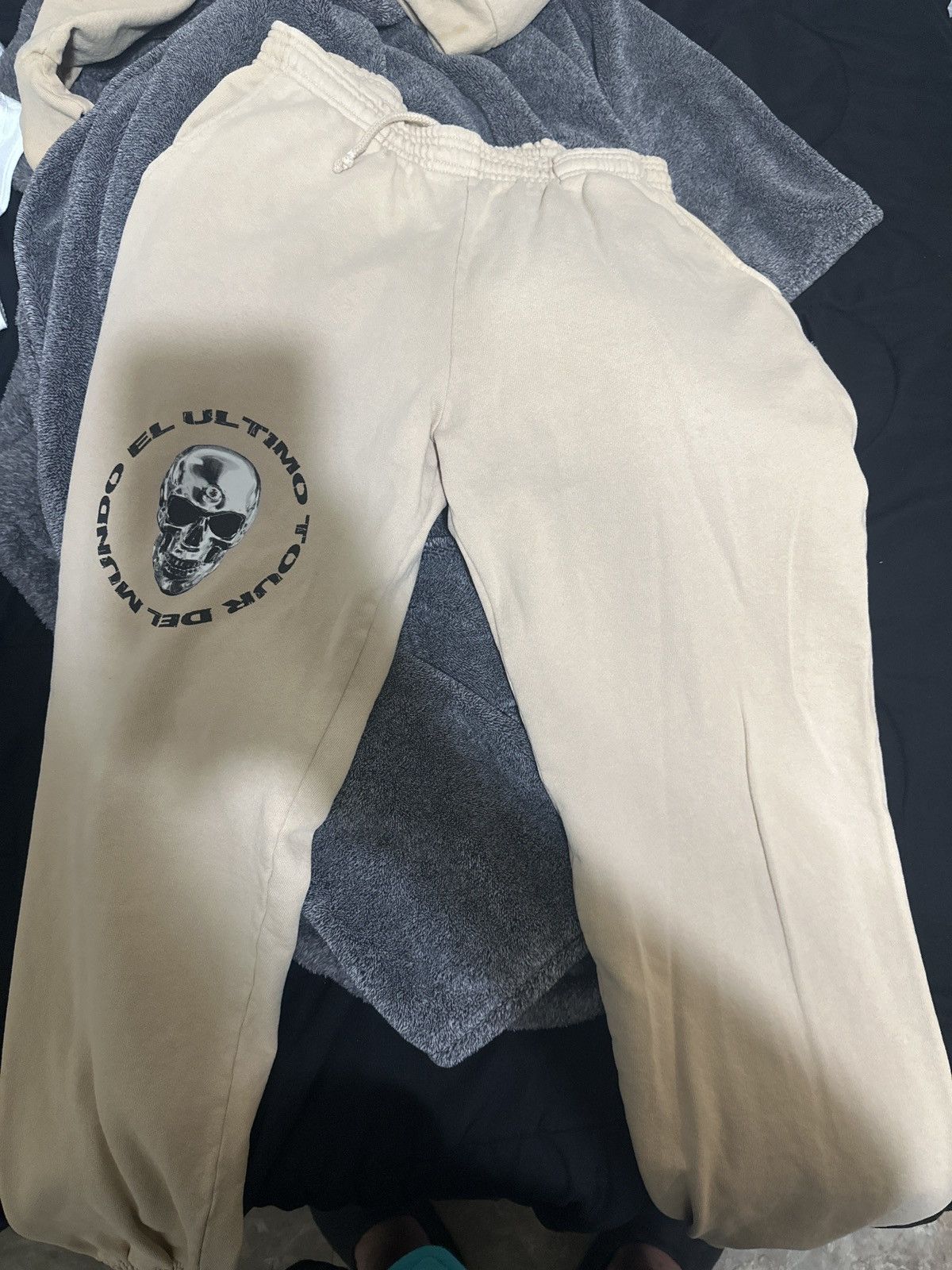 Other el ultimo tour del mundo sweats skull Bad Bunny Size US 32 / EU 48 - 1 Thumbnail