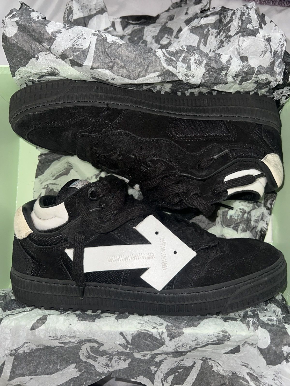 Off-White FLOATING ARROW SUEDE SNEAK BLACK WHITE Size US 7 / EU 40 - 3 Thumbnail