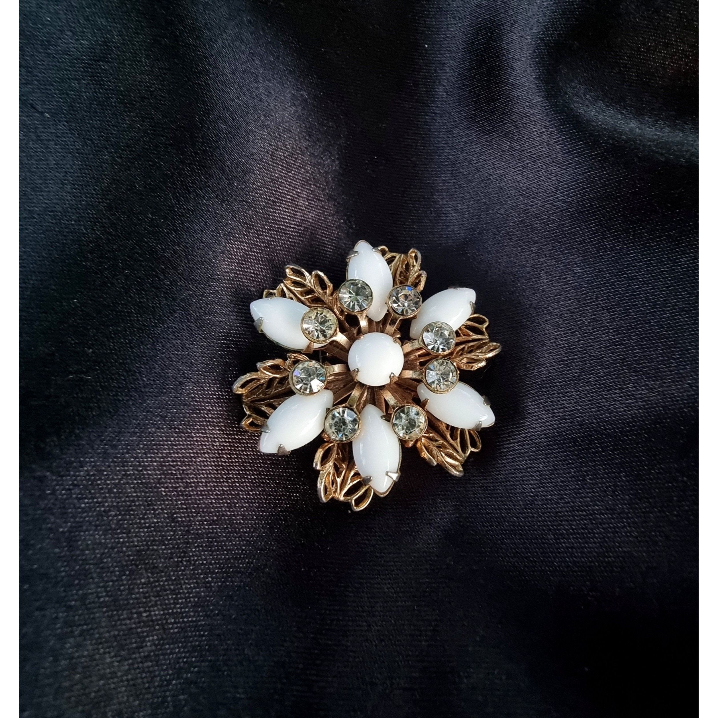 Other Rare Find Vintage Floral Flower White Brooch White Glass Mil Size ONE SIZE - 1 Thumbnail