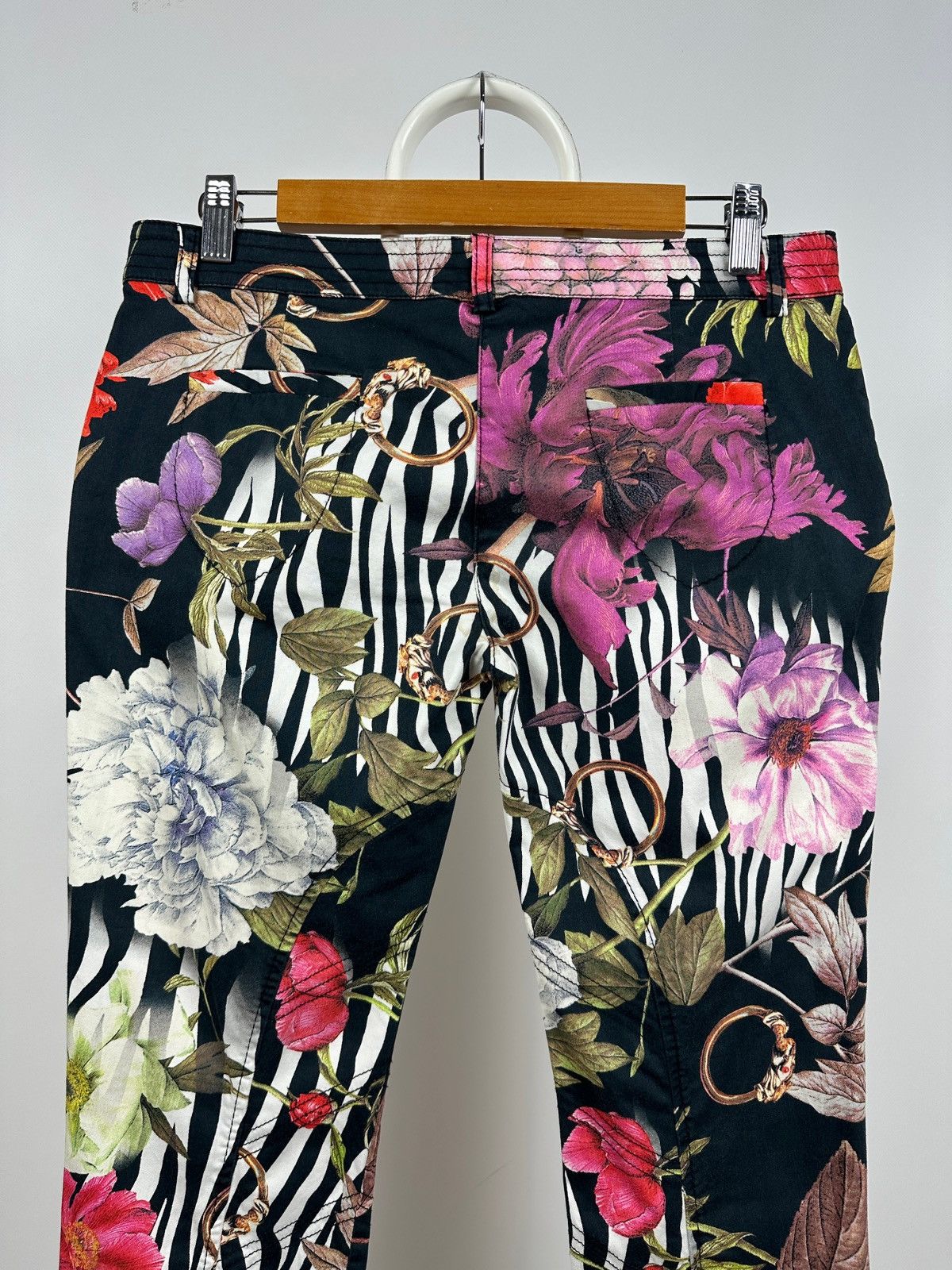 Roberto Cavalli Vintage Roberto Cavalli Class Floral Carpi Cropped Pants Size 32" / US 10 / IT 46 - 11 Thumbnail