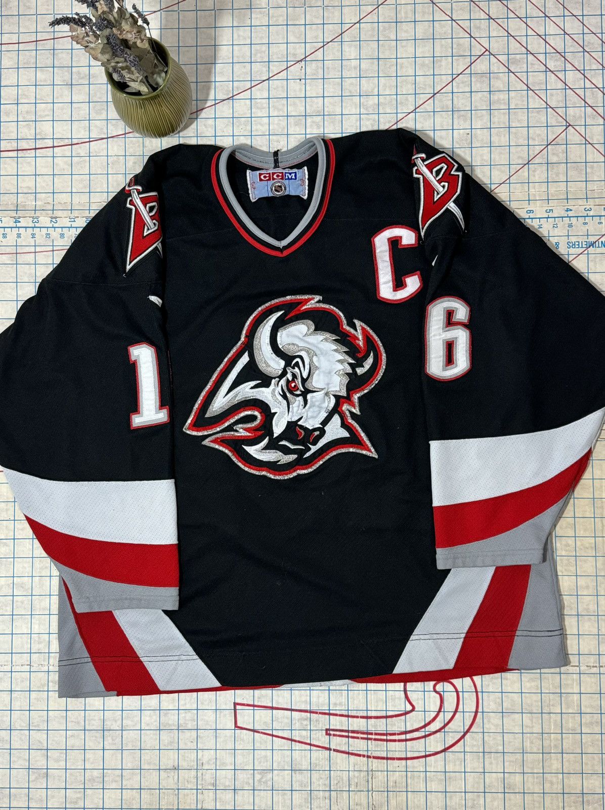 image of Vintage Ccm Buffalo Sabers Pat Lafontaine Jersey Black Xl, Men's