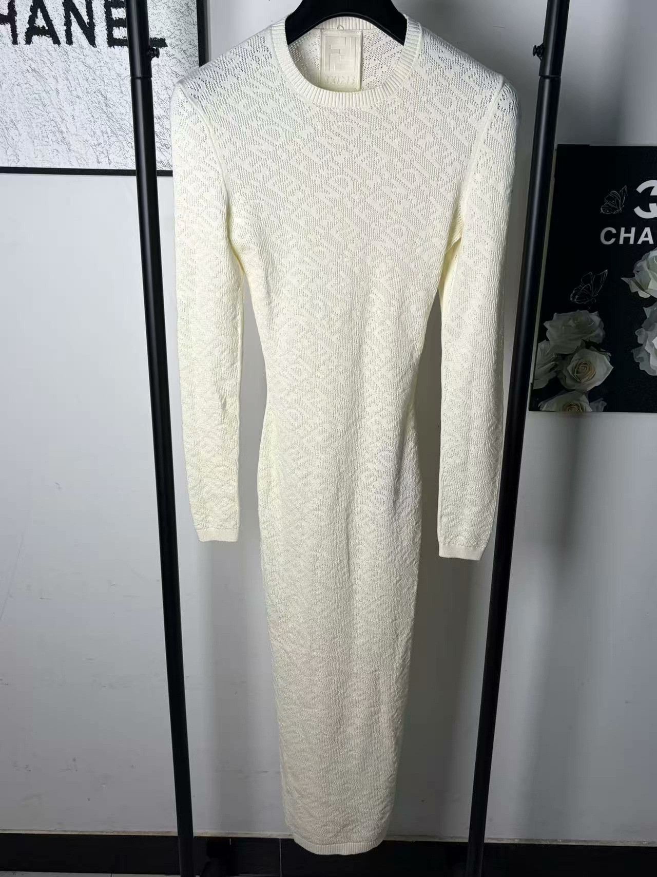 Fendi Fendi White T-Shirt M Women Size M / US 6-8 / IT 42-44 - 1 Thumbnail