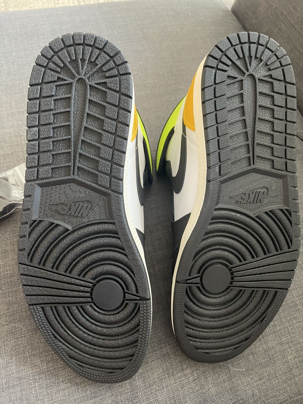 Jordan Brand Jordan 1 Retro High OG Volt Size US 12 / EU 45 - 6 Thumbnail
