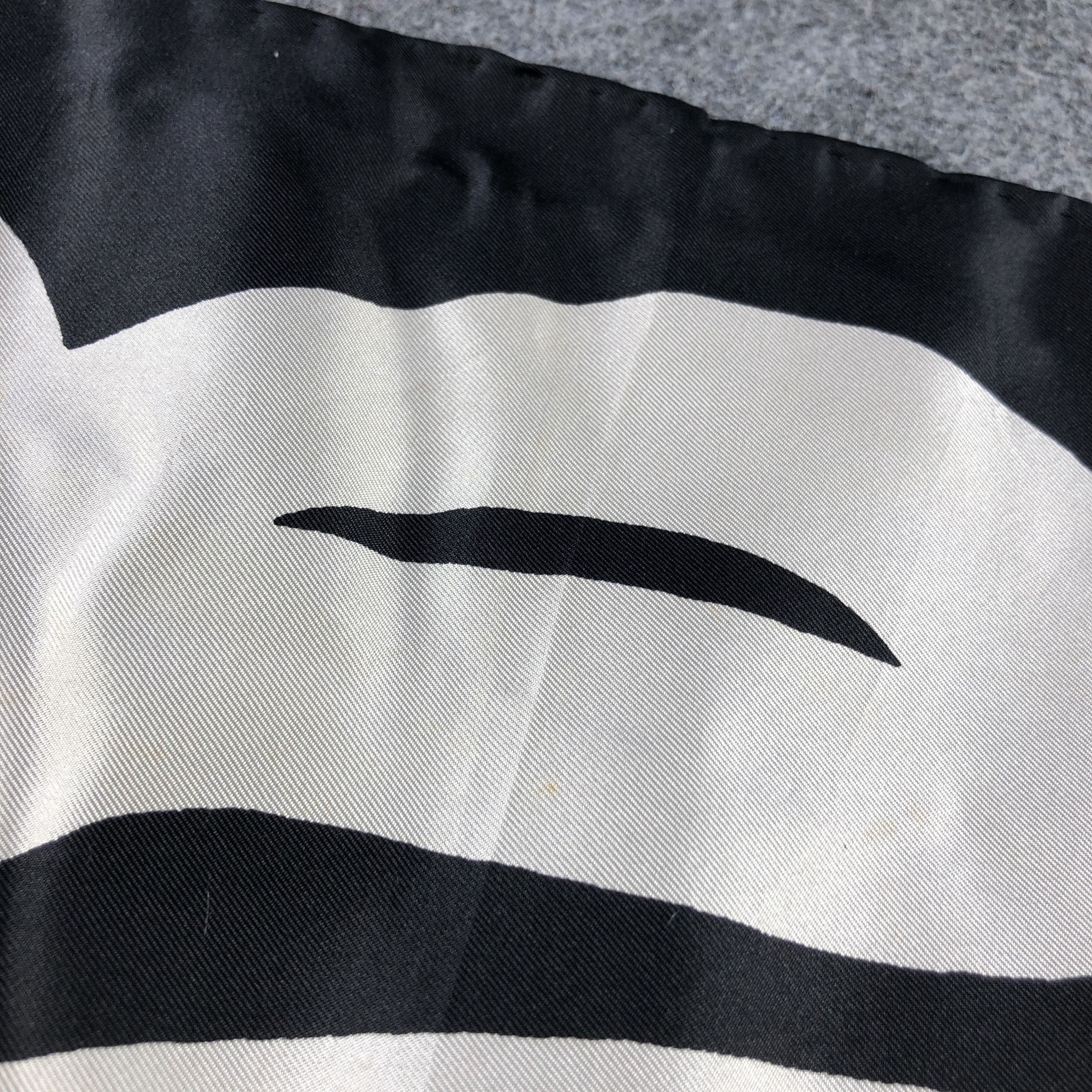 Japanese Brand Luxury Abstract Hand Rolled Silk Scarf M1084 Size ONE SIZE - 8 Thumbnail
