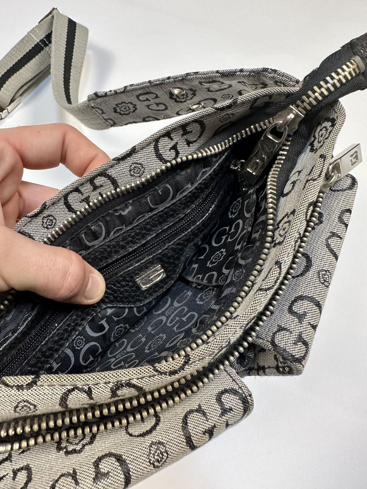 Guess Vintage Guess Cross Body Bag Rare Casual Streetwear logo VTg Size ONE SIZE - 3 Thumbnail
