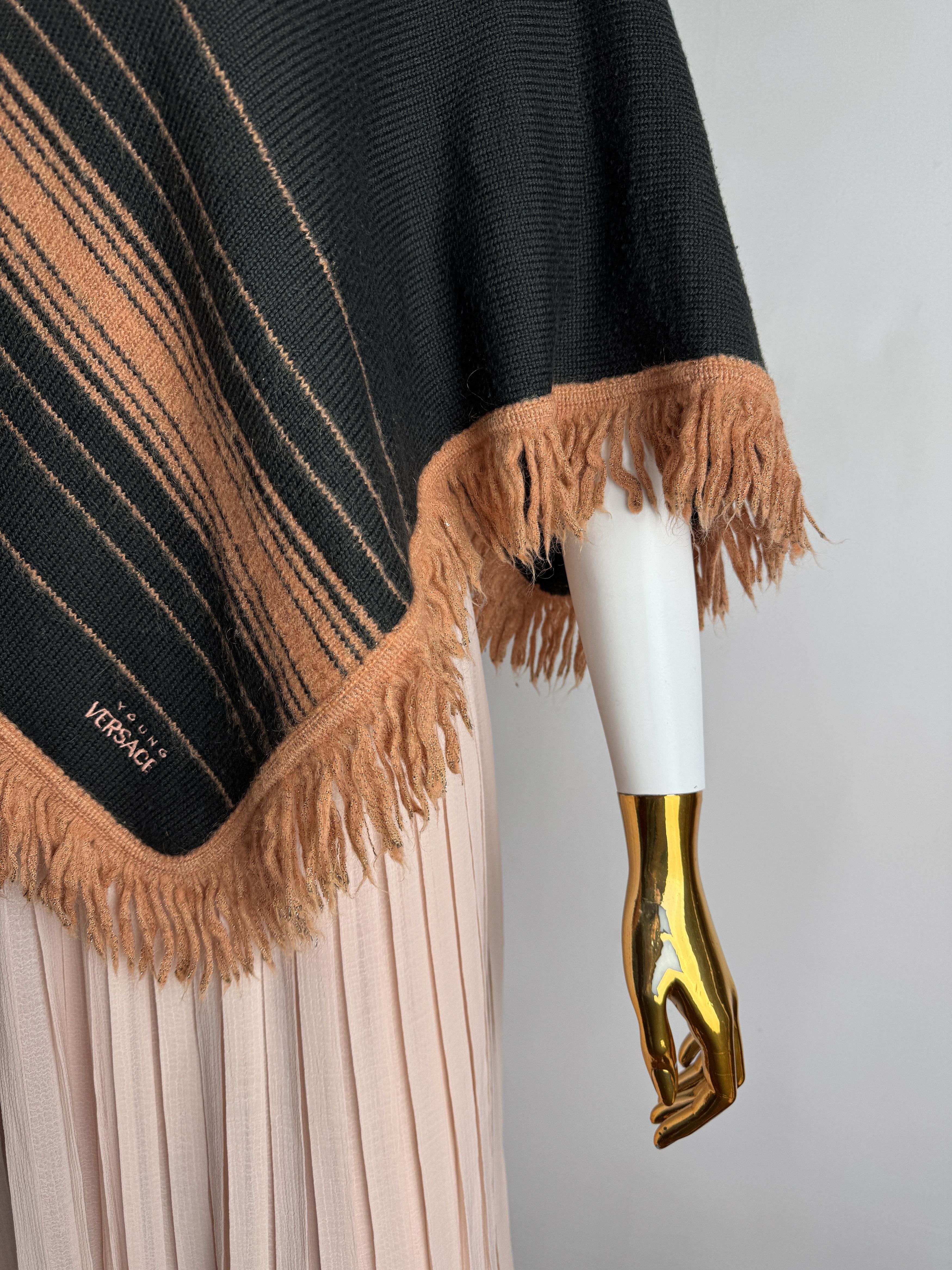 Versace VERSACE YOUNG vintage women’s wool blend poncho Size XS / US 0-2 / IT 36-38 - 9 Thumbnail