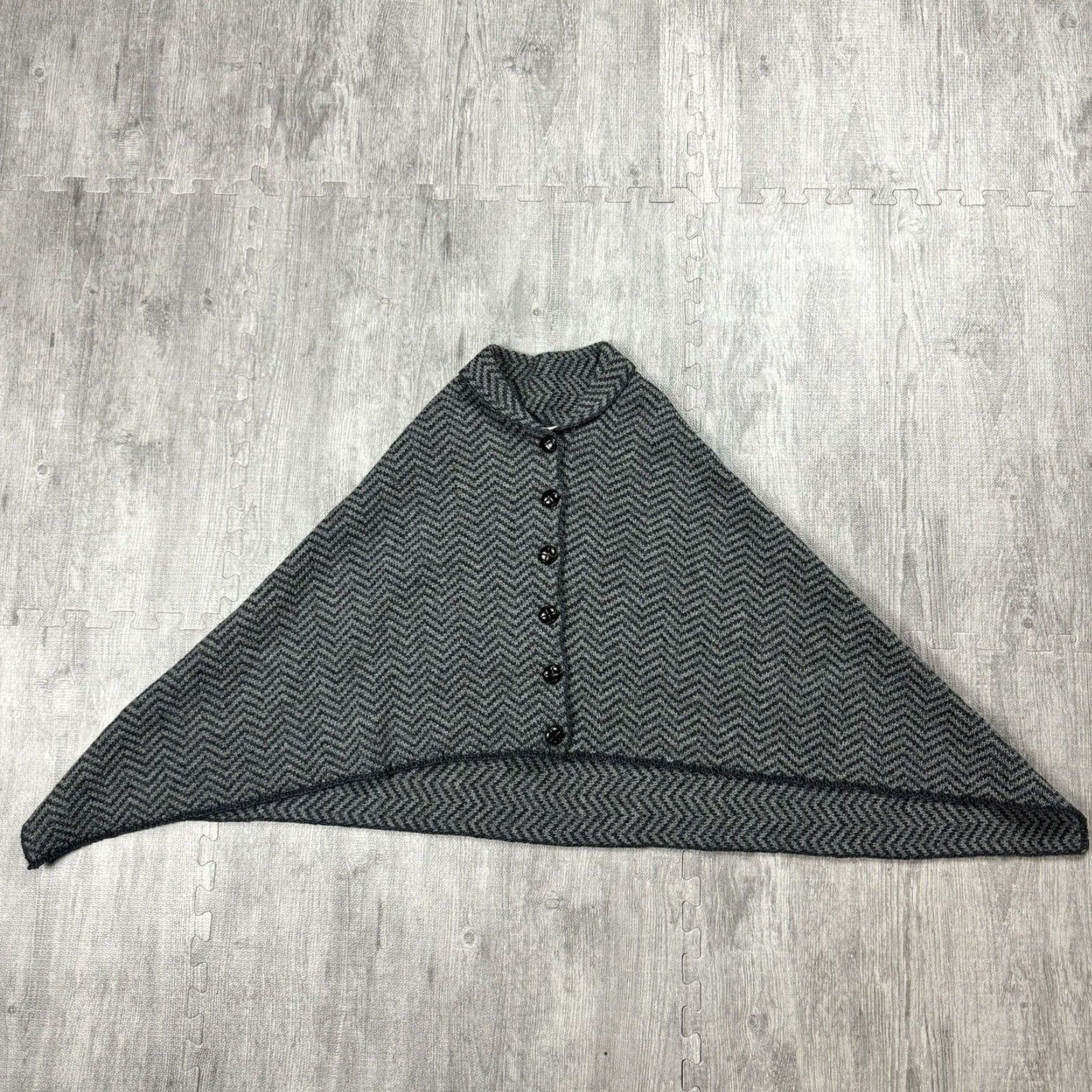 Vintage Carraig Donn Cape Women One Size Gray Tweed 100% Merino Wool Knotted Leather Buttons Shawl Collar Button Ireland Size ONE SIZE - 2 Thumbnail
