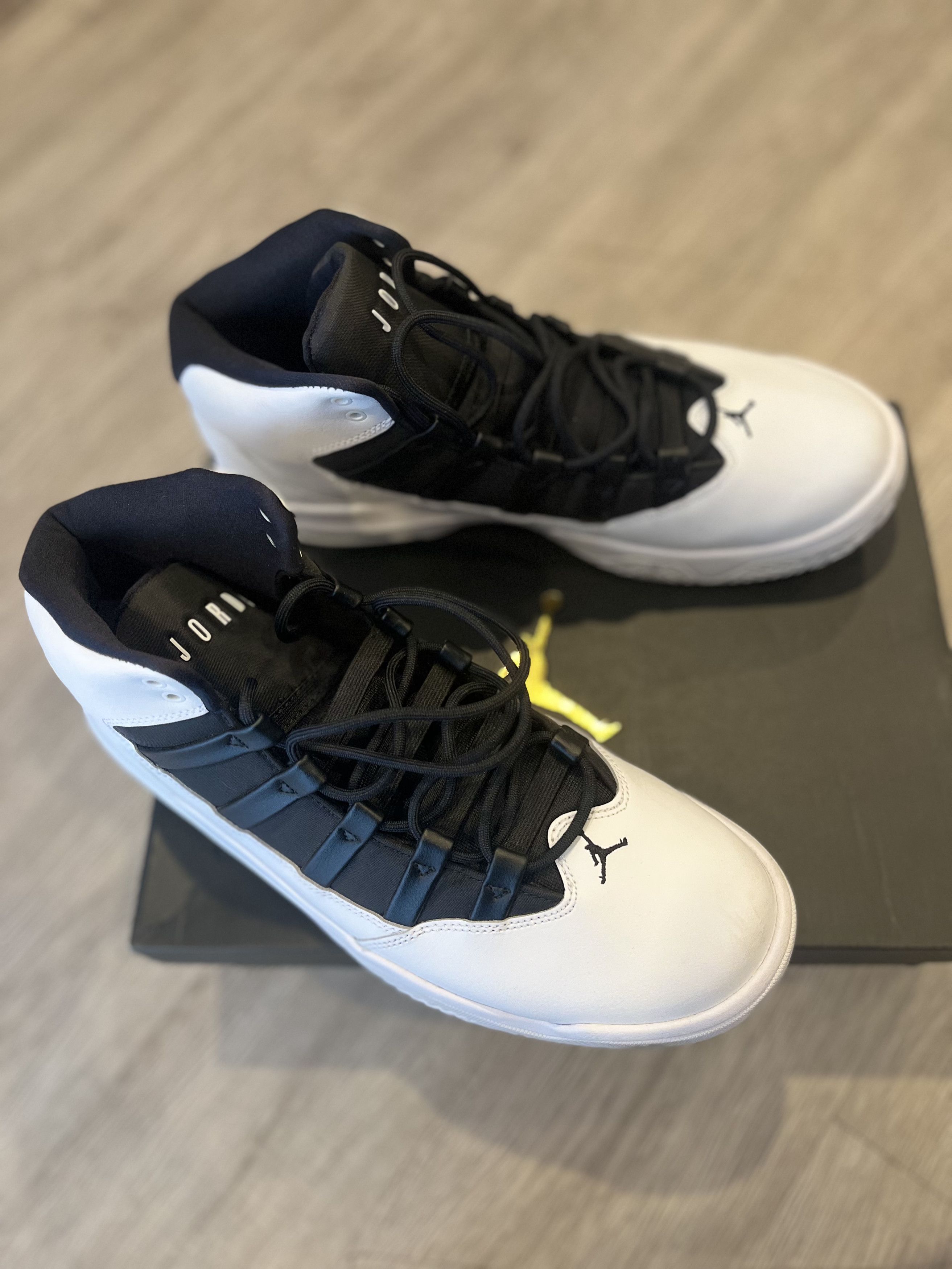 Nike Nike Air Jordan Max Aura White Black Men's Retro Shoes Size US 8 / EU 41 - 2 Thumbnail