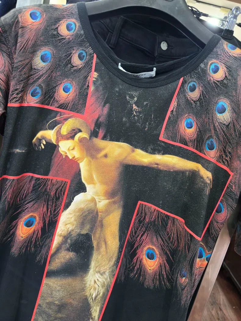 Givenchy Givenchy Crucifix Portrait Peacock Feather Printed Short-S Size US S / EU 44-46 / 1 - 4 Thumbnail