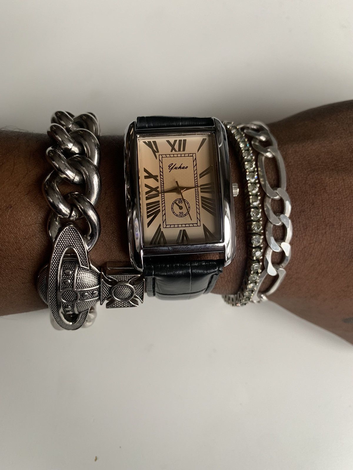Vintage Vintage 90s vintage retro luxury style gold leather watch Size ONE SIZE - 1 Thumbnail