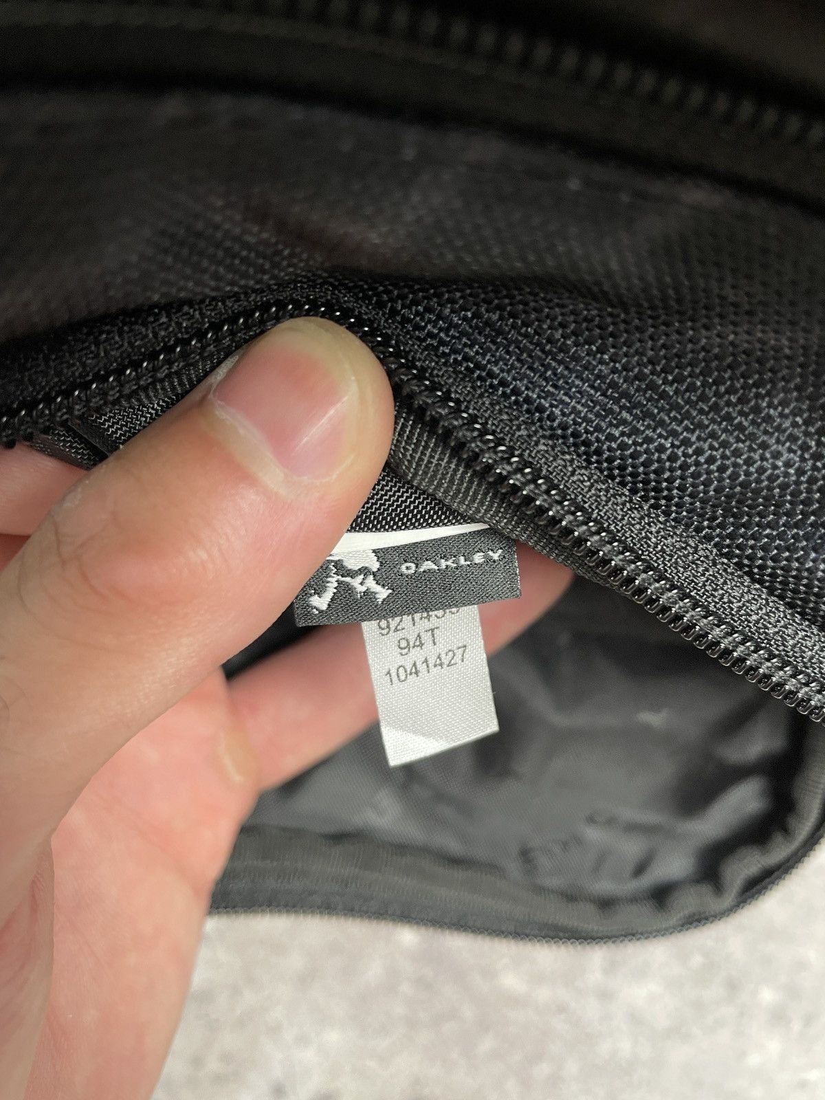 Vintage Vintage Oakley Y2K Sling Bag Messenger Bag Size ONE SIZE - 10 Thumbnail