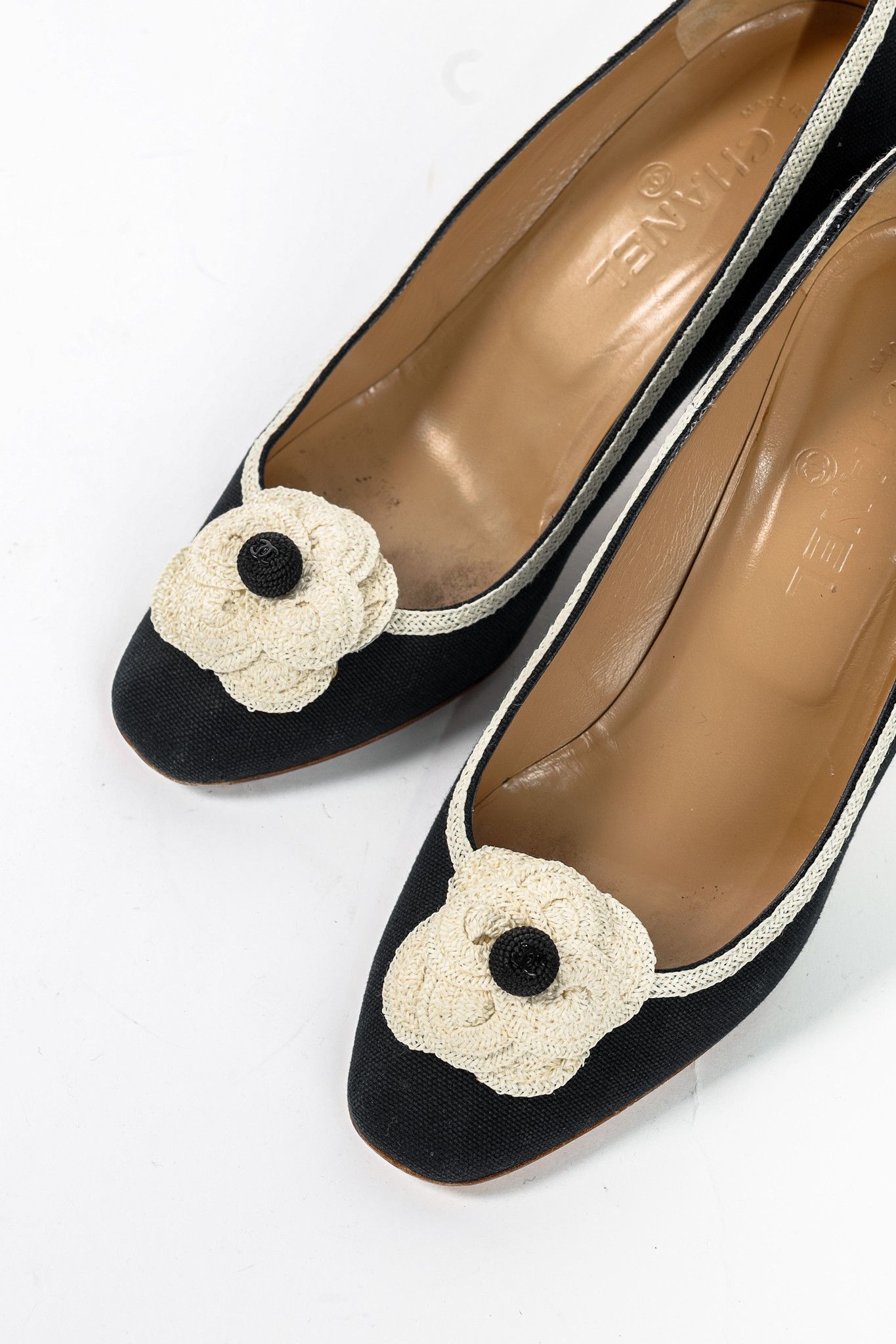 Chanel Chanel 06P Black Canvas Camellia-Rosette Pumps Size US 9 / IT 39 - 6 Thumbnail