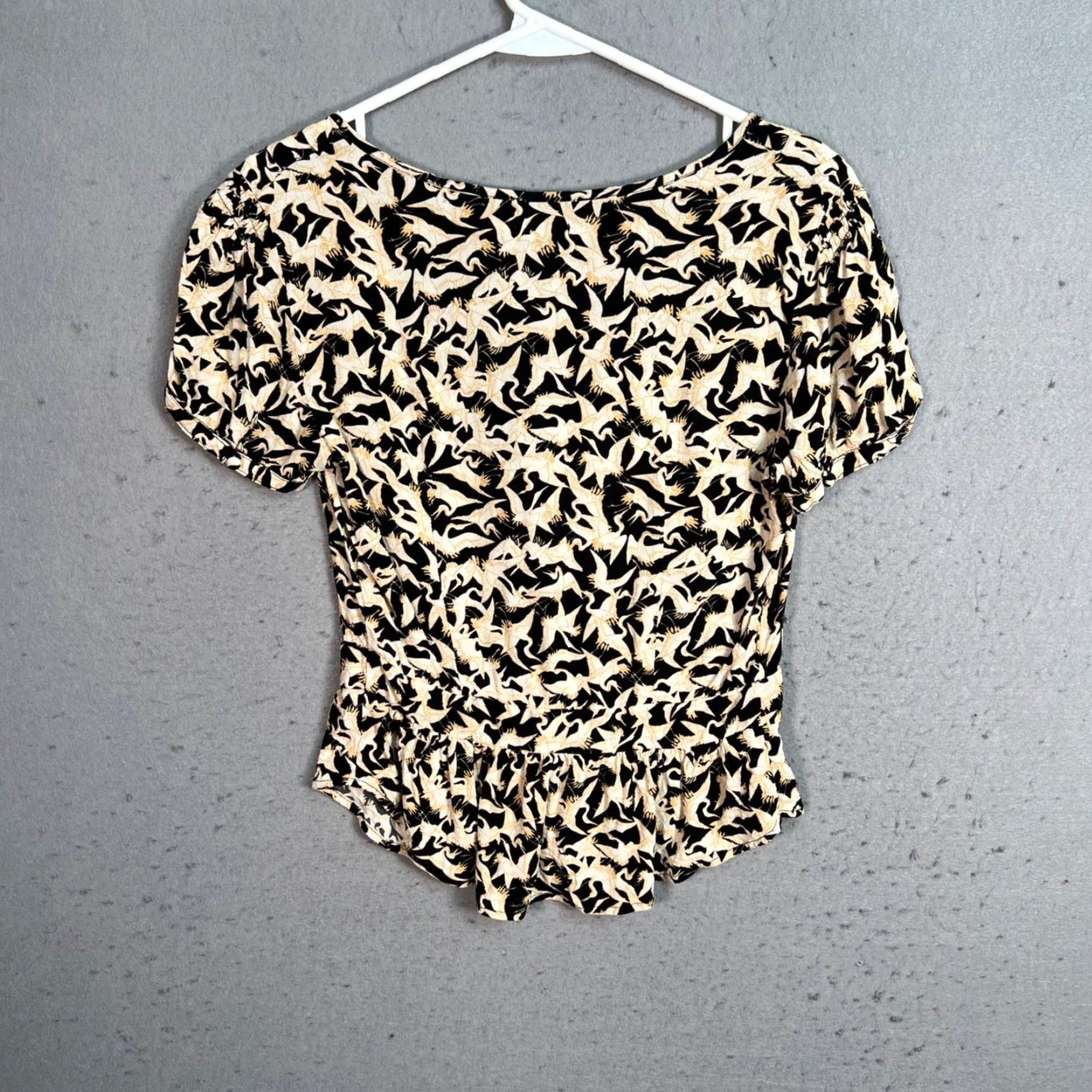 Vintage Kimchi Blue Womens Black & Beige Bird Print Ruched Button Front Top Small Blouse Shirt Womens S Black Bird Print Ruched Button Front Top 90s Logo? Size S / US 4 / IT 40 - 2 Thumbnail