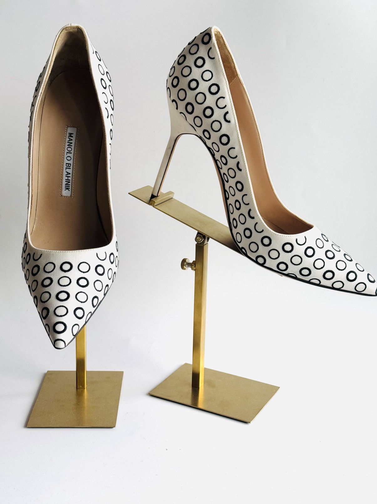 Manolo Blahnik Manolo Blahnik Bb pump embroidered black dots sz 40 Size US 10 / IT 40 - 6 Thumbnail