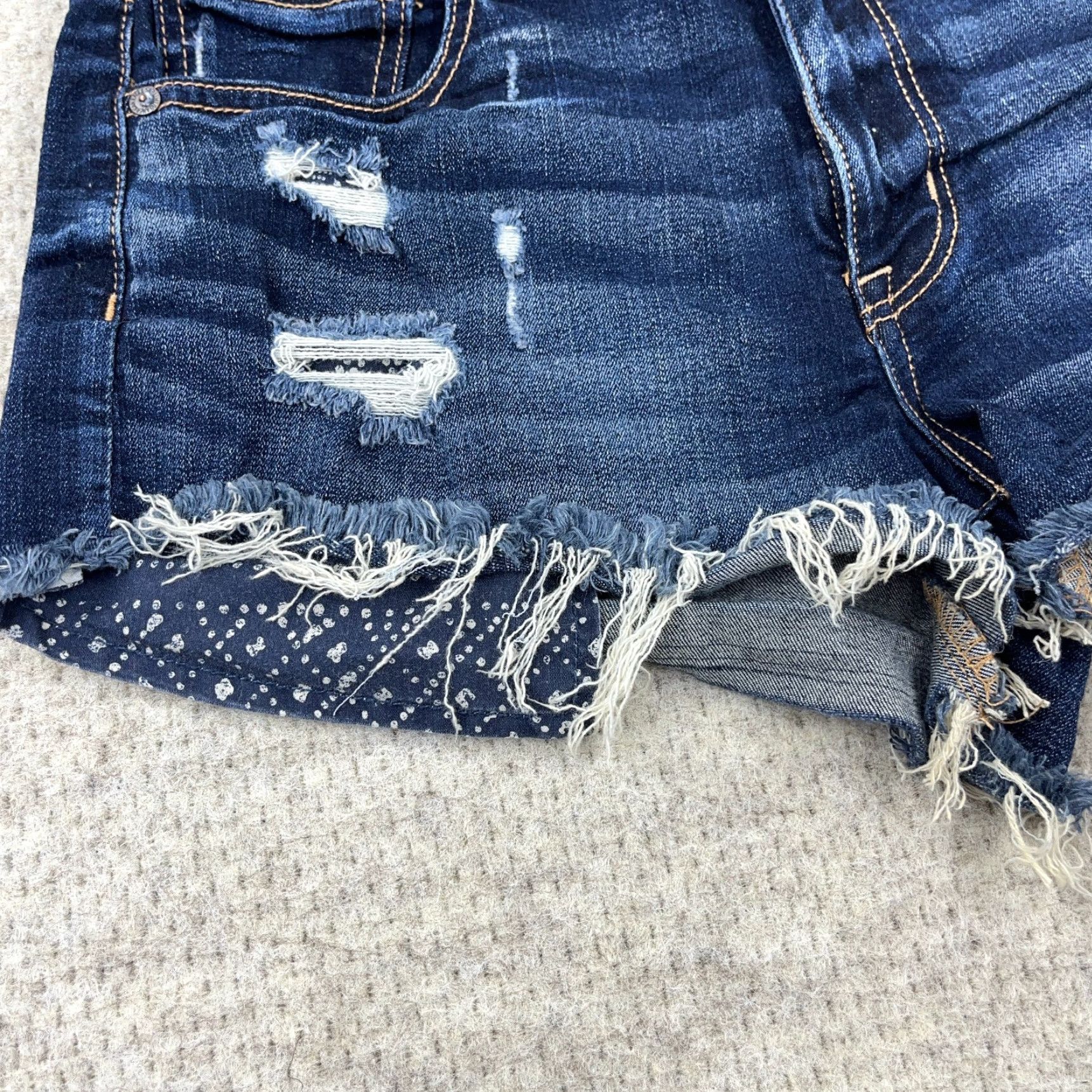 American Eagle Outfitters VINTAGE: No (skip) American Eagle Shorts Women 8 Cut Off Hi Rise Festival Jorts Dark Wash Raw Hem Size 26" / US 2 / IT 38 - 6 Thumbnail