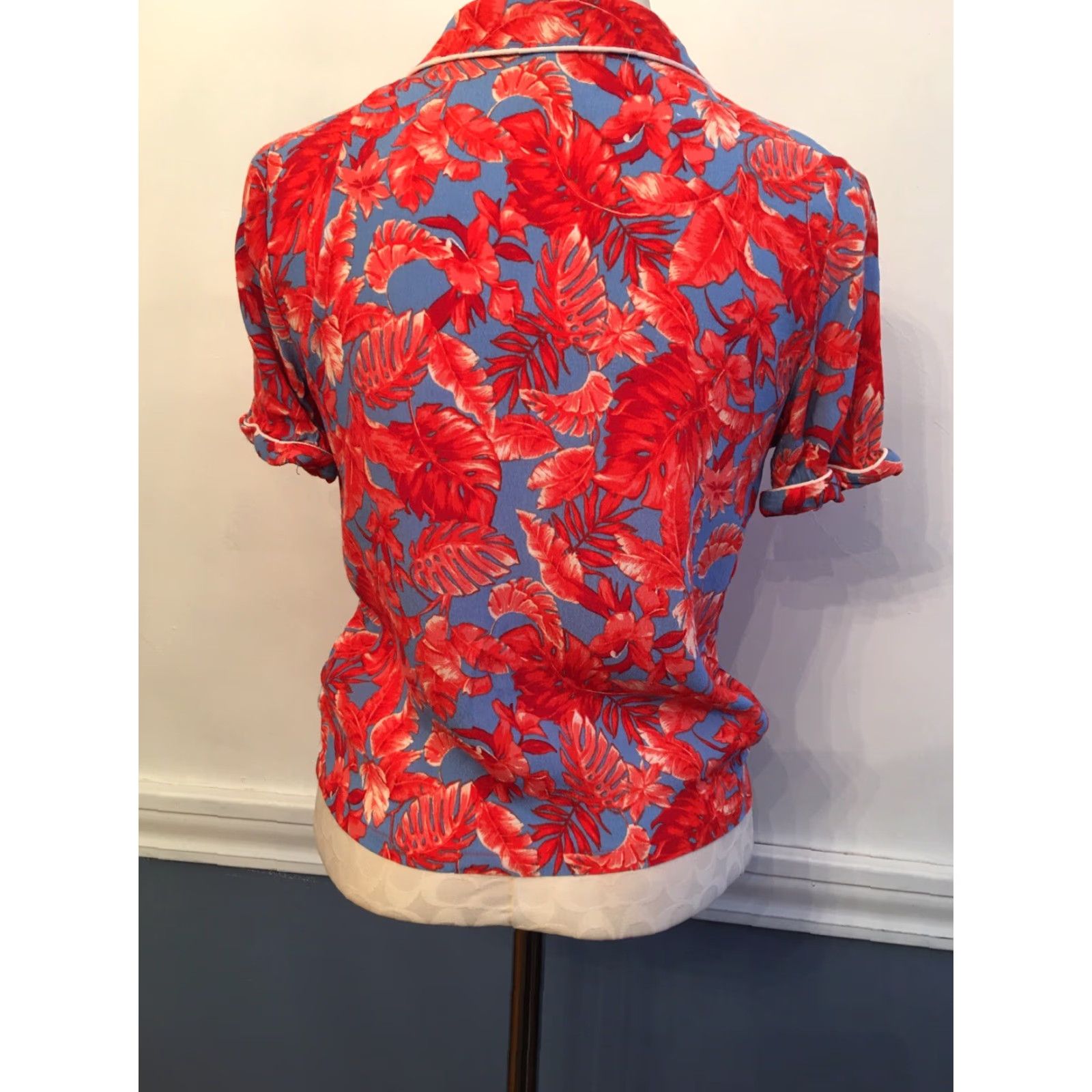 Forever 21 FOREVER 21 Shirt Adult Medium Red Hawaiian PJ Style Short Sleeve Button-Up Shirt Women’s 90s Modern Pattern: Hawaiian Decade: 90s Mens / Womens Size M / US 6-8 / IT 42-44 - 5 Thumbnail