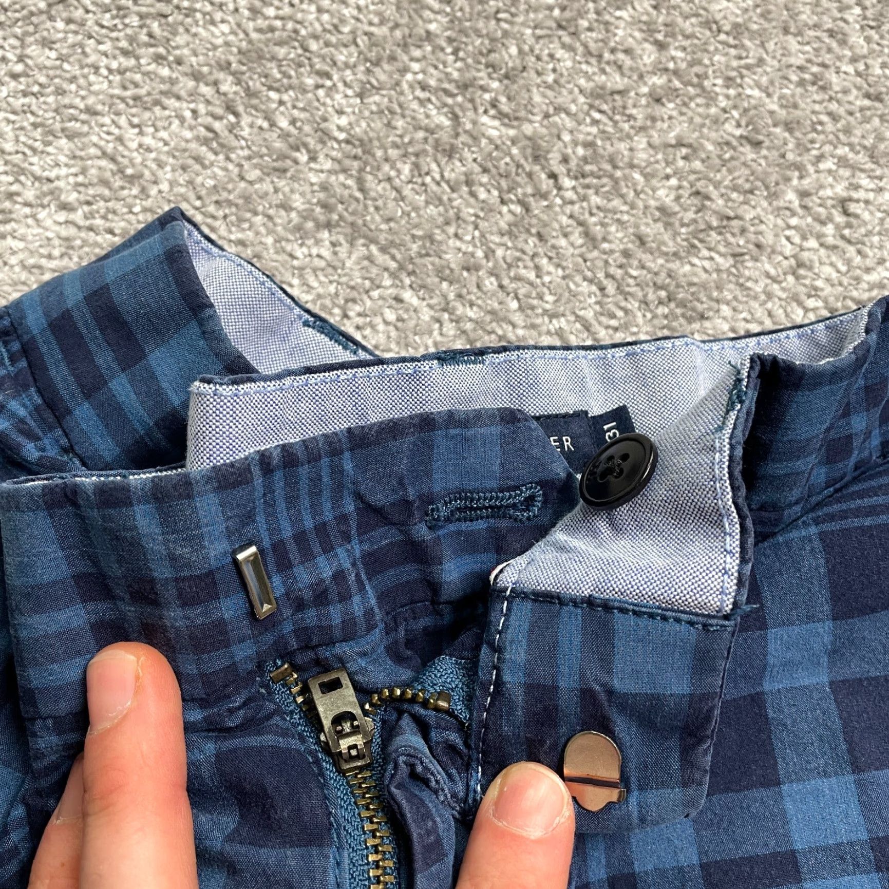 Tommy Hilfiger Tommy Hilfiger Chino Shorts Mens 31 Blue Plaid Flat Front Cotton Casual Outdoor Regular Fit Adults Mens Size US 31 - 4 Thumbnail