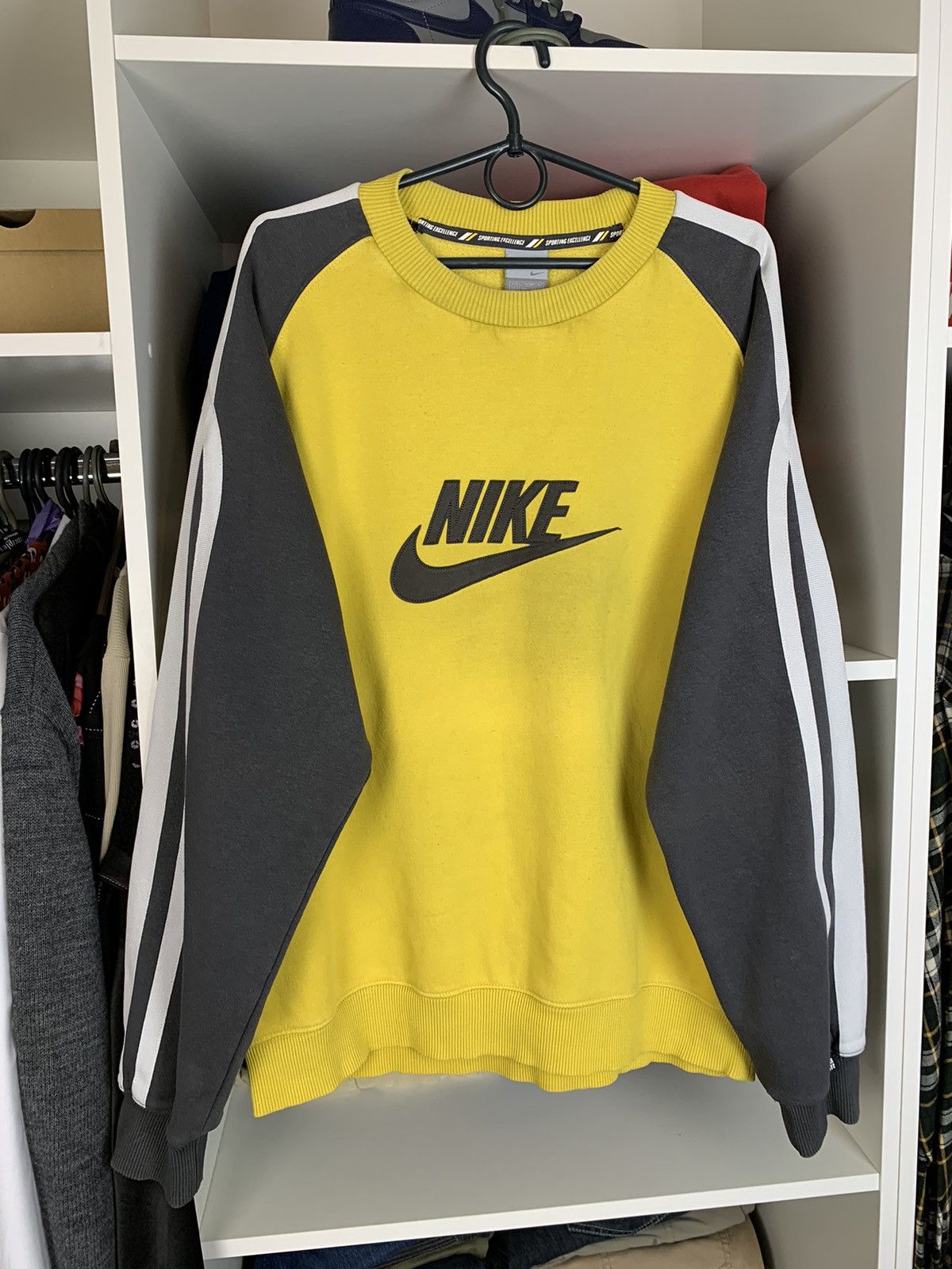 Vintage Vintage Nike Big Logo Sweatshirt Size US L / EU 52-54 / 3 - 1 Thumbnail