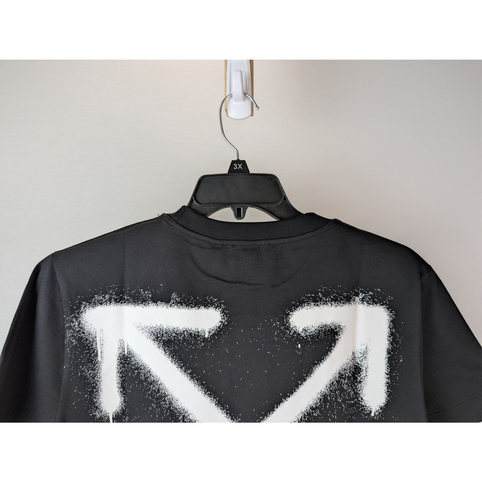 Off-White o1rshd1 Spray Can Arrow Slim S/S T-Shirt in Black Size US M / EU 48-50 / 2 - 11 Thumbnail