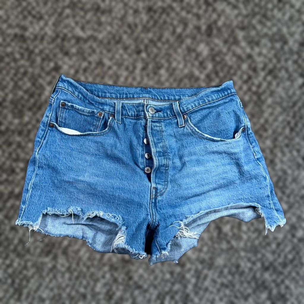 Levi's VINTAGE Levi's 501 Shorts Denim Distressed 5-Pocket Blue 033 Regular Womens 33 Distressed Pockets Button Front Casual Summer Size 24" / US 00 / IT 34 - 1 Thumbnail