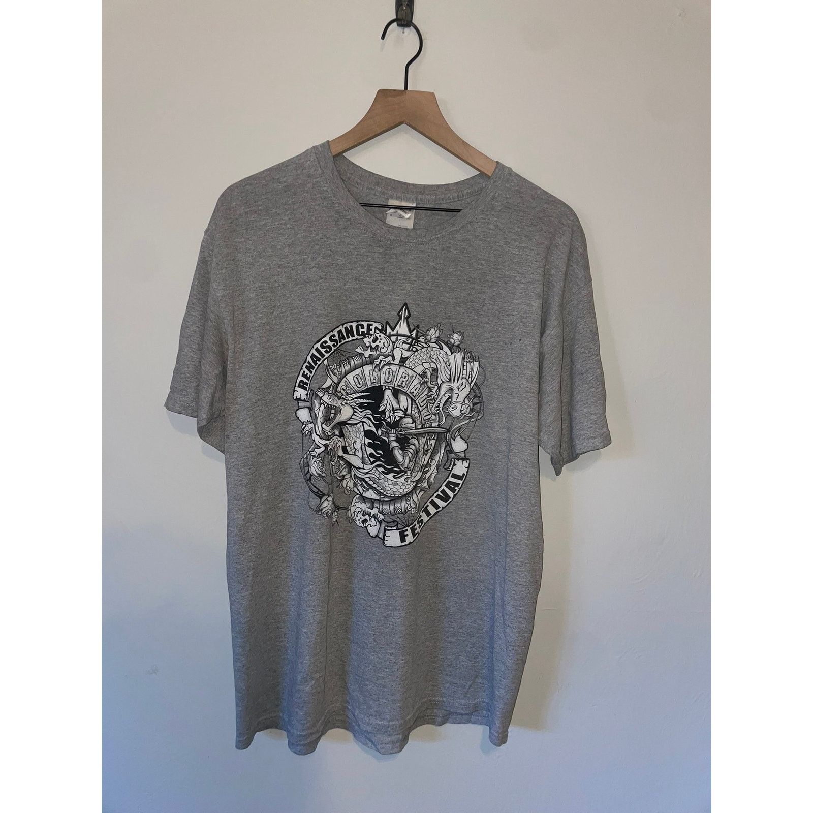 Gildan 2000s Colorado Renaissance Festival Dragon Gray Shirt Y2K L Size US L / EU 52-54 / 3 - 1 Thumbnail