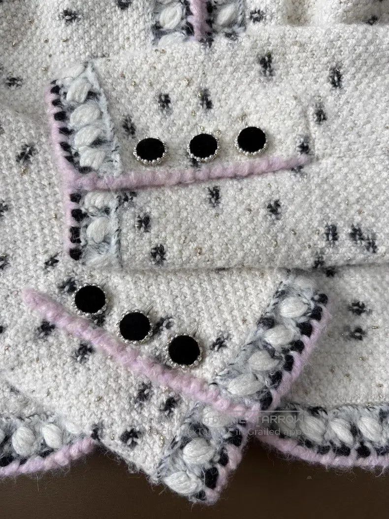 Chanel Chanel 21A Castle Series White Pink Dot Knitted Round-neck Size XS / US 0-2 / IT 36-38 - 3 Thumbnail